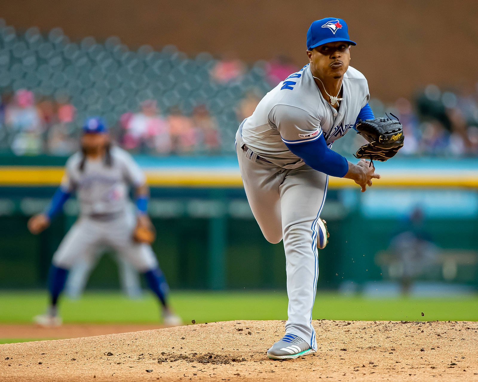 Marcus Stroman 桌布 壁紙 — 一位身穿藍灰色球衣的棒球投手在比賽中專注地從投手丘投球。