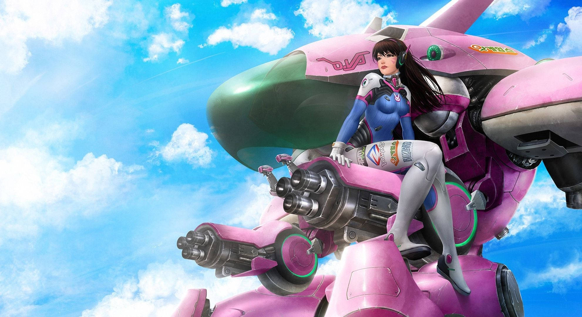D.Va 桌布 壁紙 — 一位身穿藍白套裝的女飛行員自信地坐在一個大型粉紅色機甲上，背景是明亮的藍天和蓬鬆的雲朵。