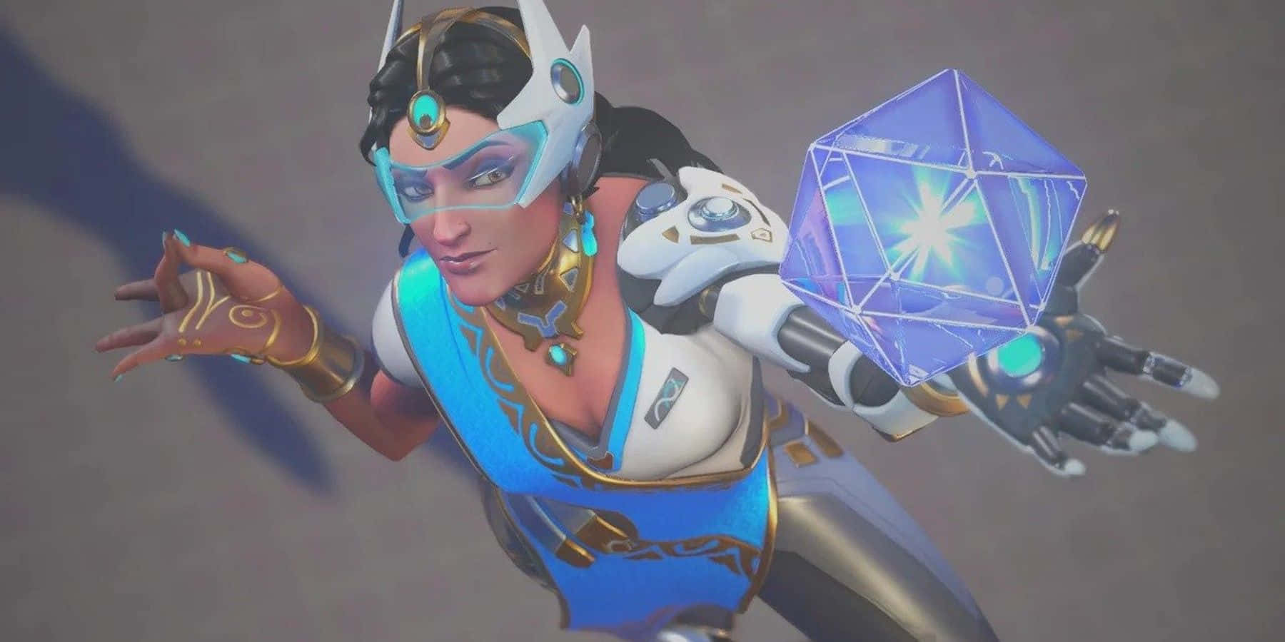 Overwatch Symmetra 桌布 壁紙 — 一位身穿藍白盔甲的女性英雄，在灰色背景上漂浮，手持發光的藍色水晶。