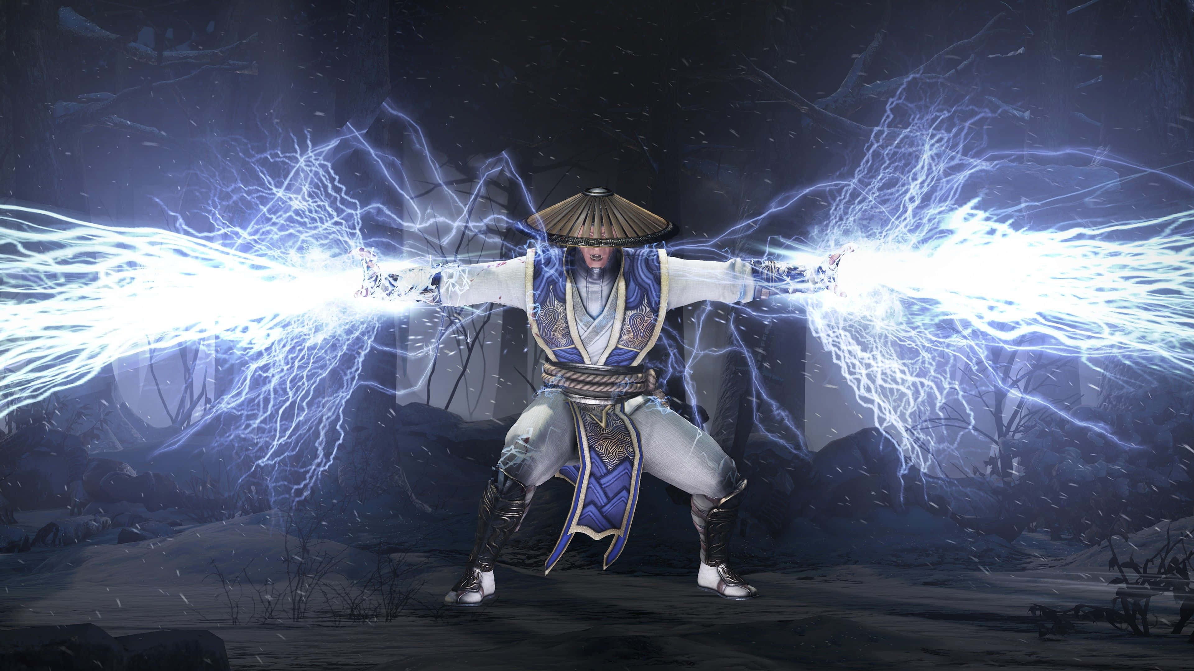 Mortal Kombat Raiden 桌布 壁紙 — 一位身穿藍白盔甲的武術家在黑暗的雪林中從雙手釋放出噼啪作響的閃電。