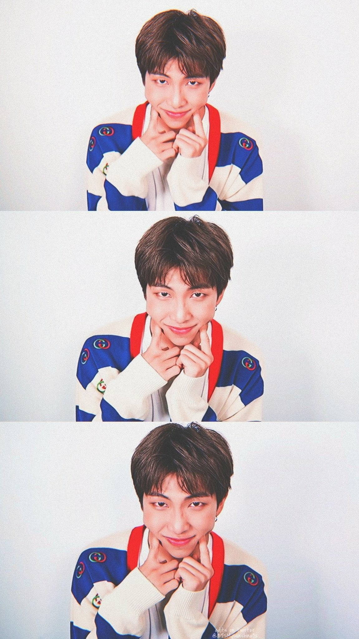 BTS 桌布 壁紙 — 一位身穿藍白紅外套的年輕男子，在三張疊放的肖像照中，將下巴擱在手上，露出頑皮的笑容。
