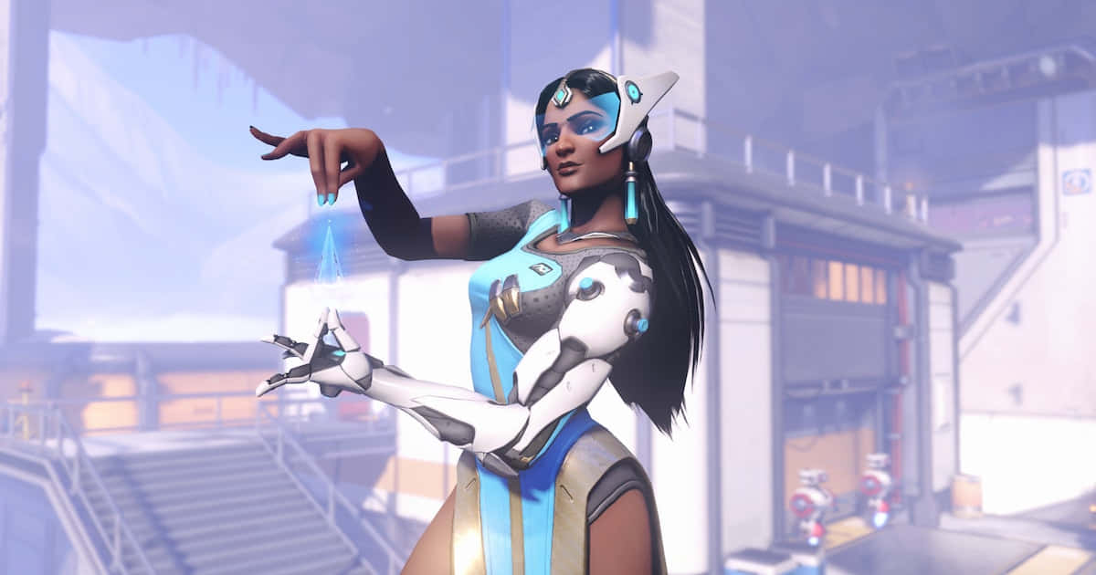 Overwatch Symmetra 桌布 壁紙 — 一位身穿藍白裝甲的未來女戰士，在科幻都市環境中用手操控發光的能量。