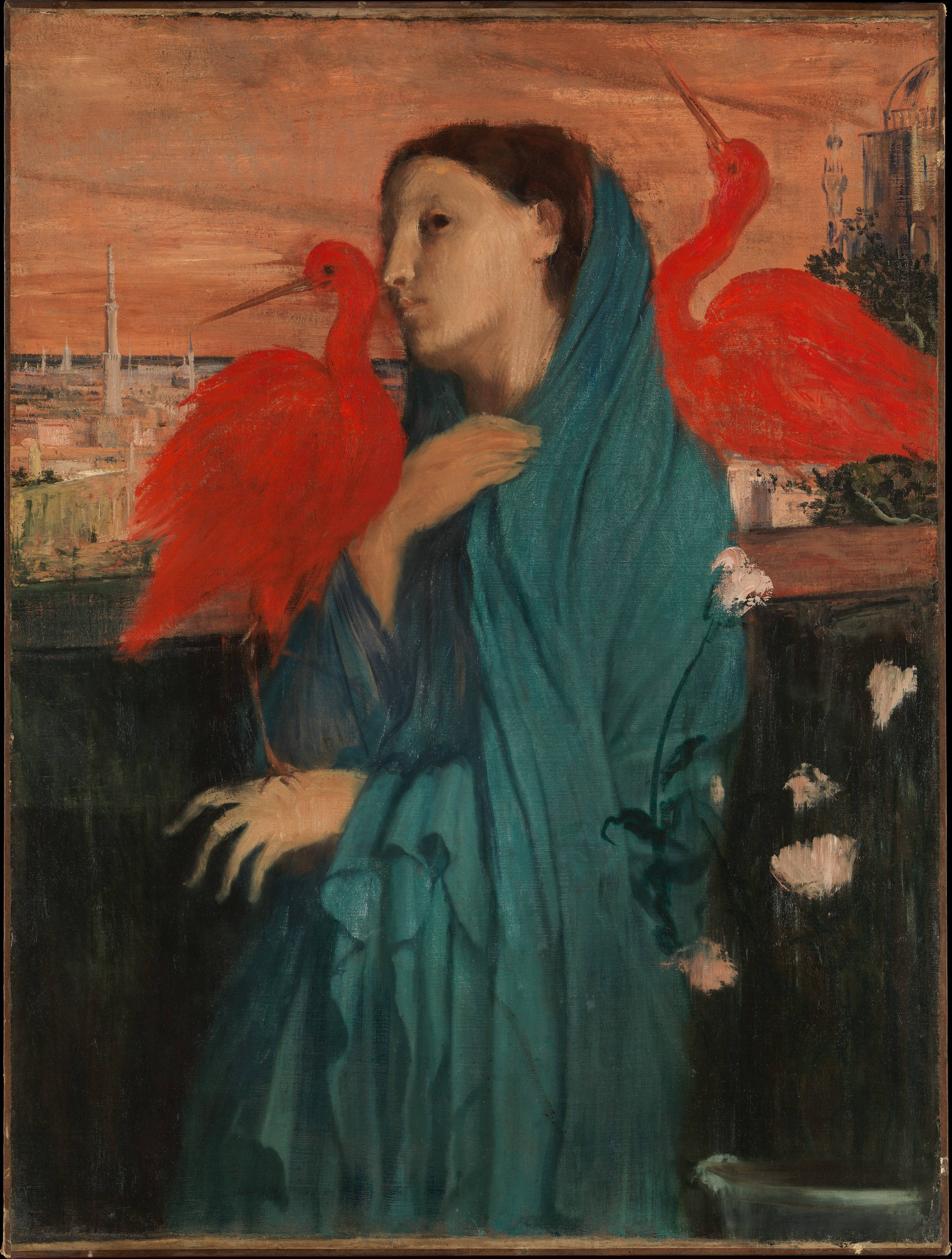 Degas 桌布 壁紙 — 一位身穿藍綠色長袍的女性站在陽台旁，兩隻鮮紅色的朱鷺映襯著暖色調的城市景觀背景。