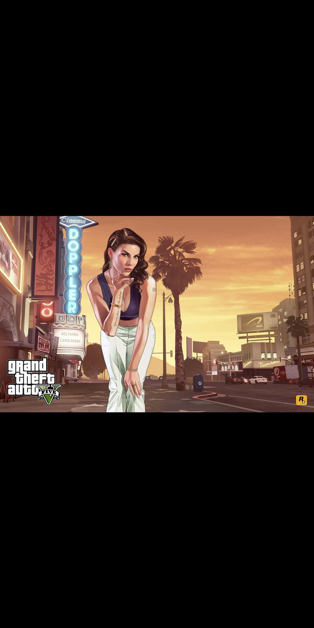 Pixel 3 Grand Theft Auto V 桌布 壁紙 — 一位身穿藍色上衣和白色褲子的女士，站在陽光明媚的城市街道上，棕櫚樹和霓虹燈招牌在溫暖的橙色天空下。