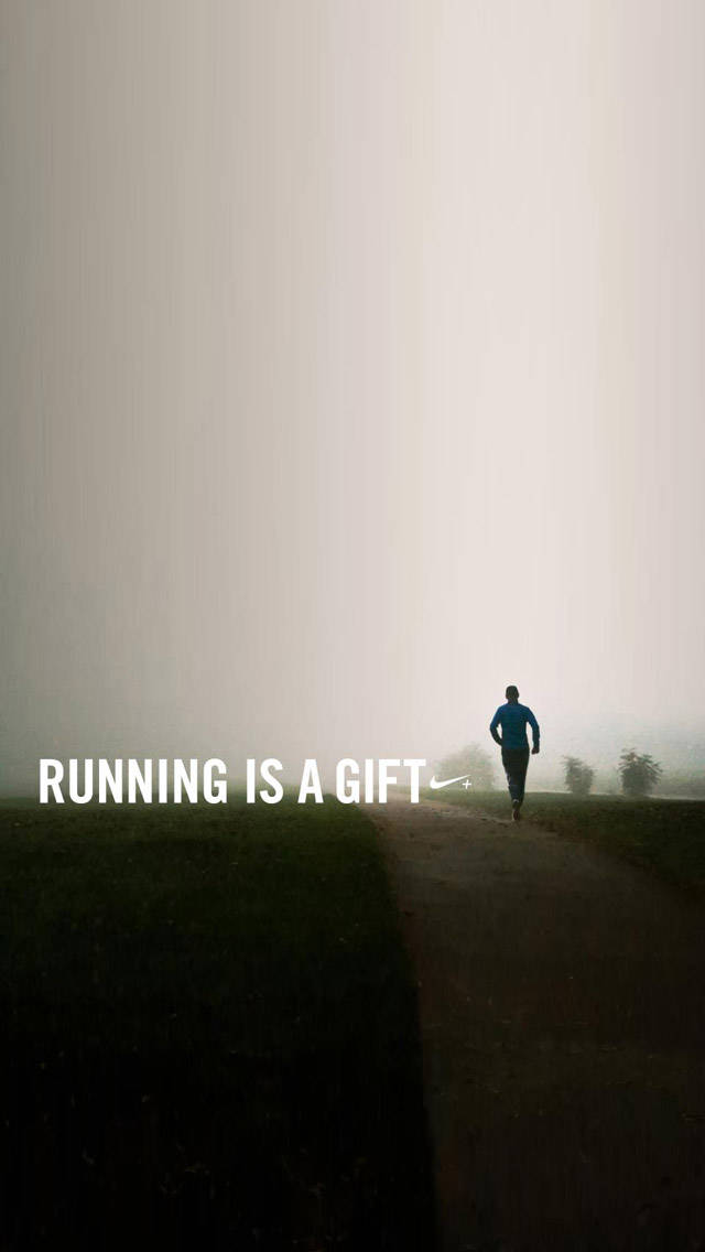 Fitness Motivation iPhone 桌布 壁紙 — 一位身穿藍色上衣的孤獨跑者，在黎明時分沿著迷霧小徑穿過霧氣瀰漫的田野飛奔而下。