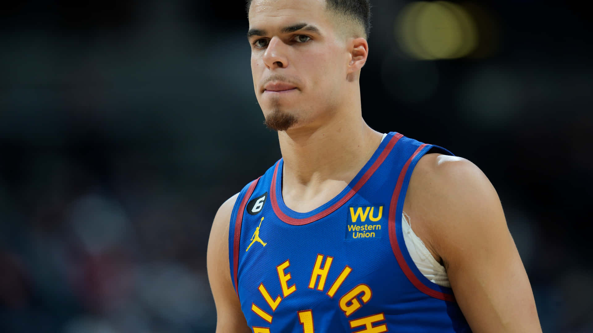 比賽期間身穿藍色丹佛金塊隊6號球衣的籃球運動員。 — NBA 壁紙