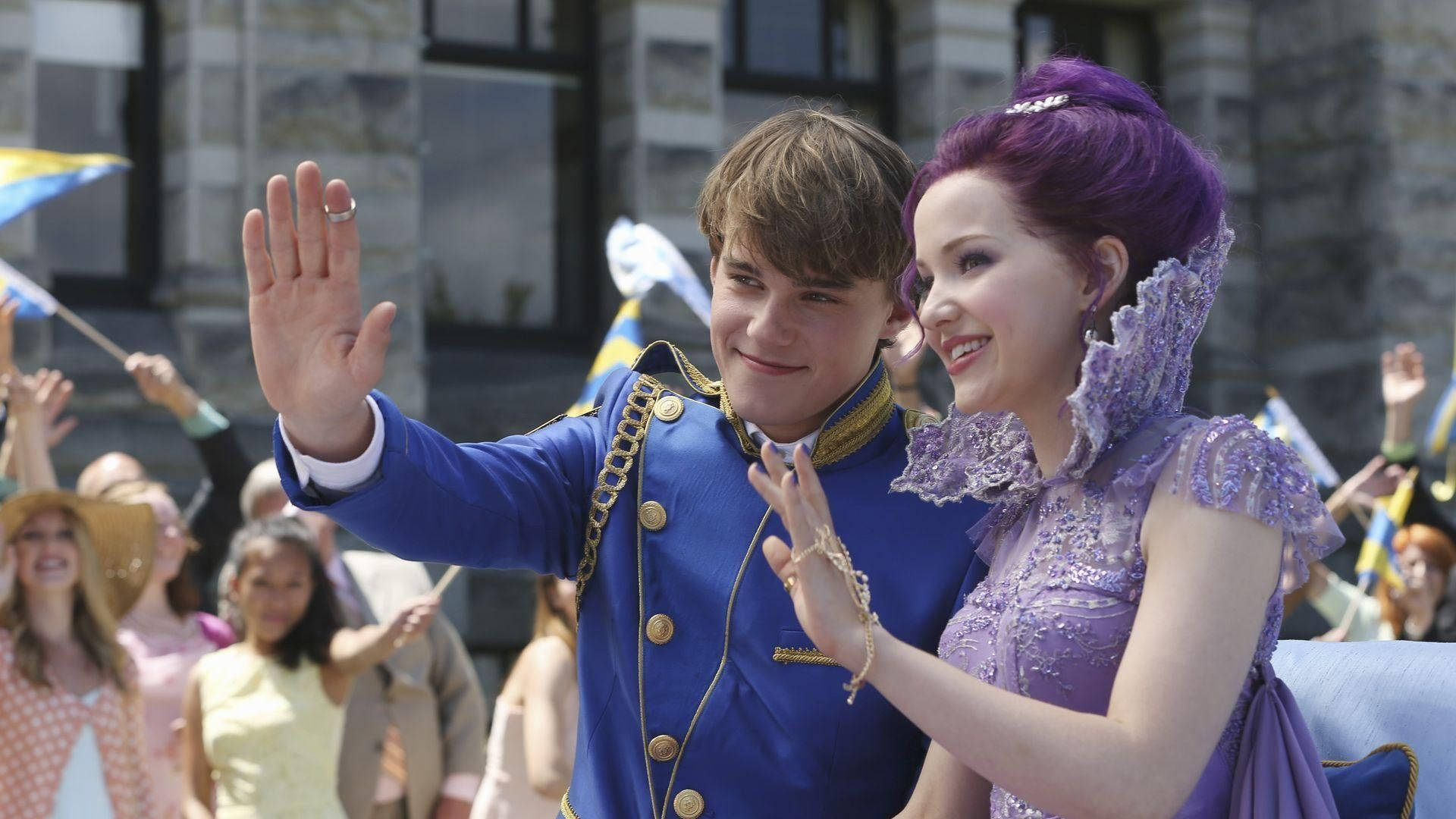 Descendants 桌布 壁紙 — 一位身穿藍色制服的王子和一位紫髮公主在陽光明媚的戶外遊行中向人群愉快地揮手。