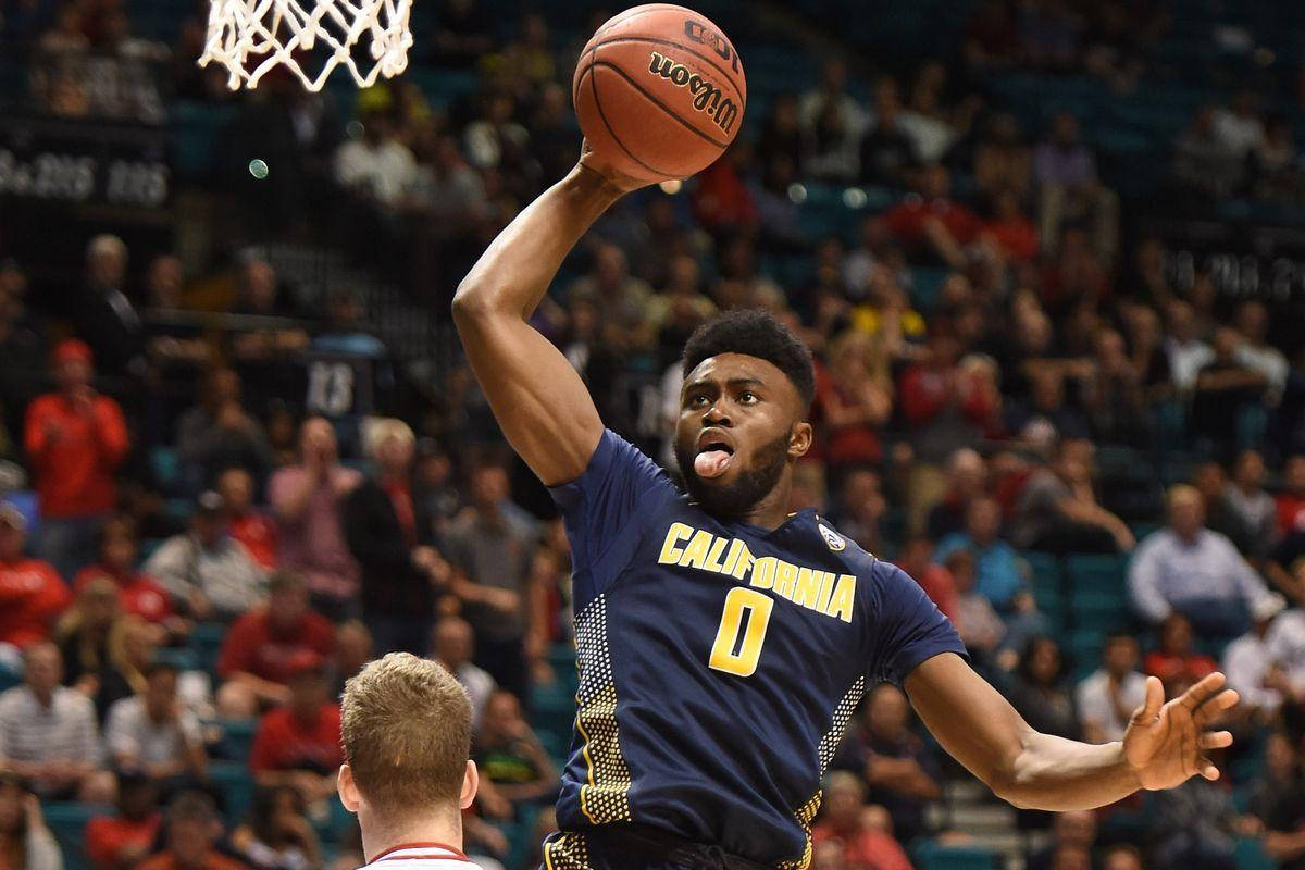 Jaylen Brown 桌布 壁紙 — 一位身穿藍色加州球衣的籃球運動員在明亮的場館燈光下，於比賽中專注地灌籃。