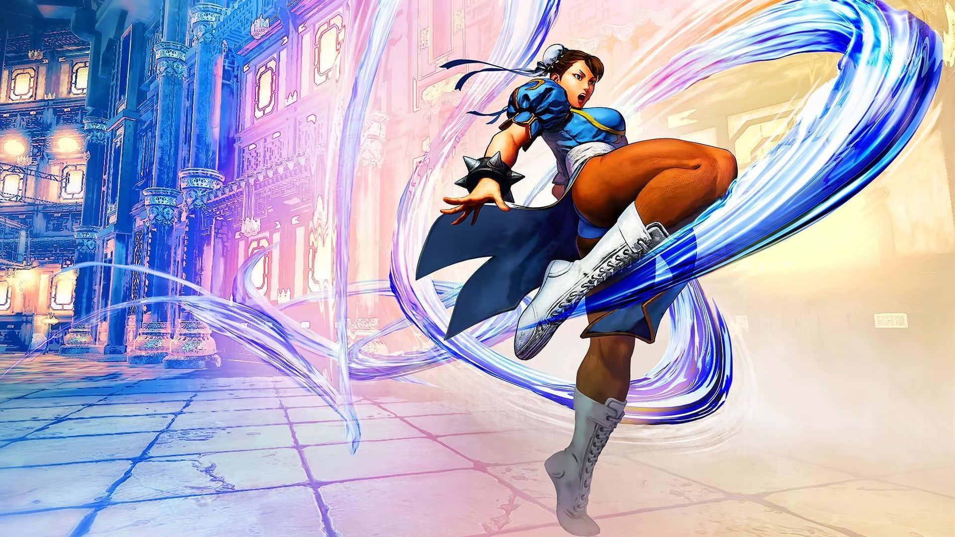 Street Fighter Characters 桌布 壁紙 — 一位身穿藍色和橙色服裝的女性戰士在半空中躍起，周圍環繞著發光的藍色能量軌跡，在一個宏偉華麗的大廳中。