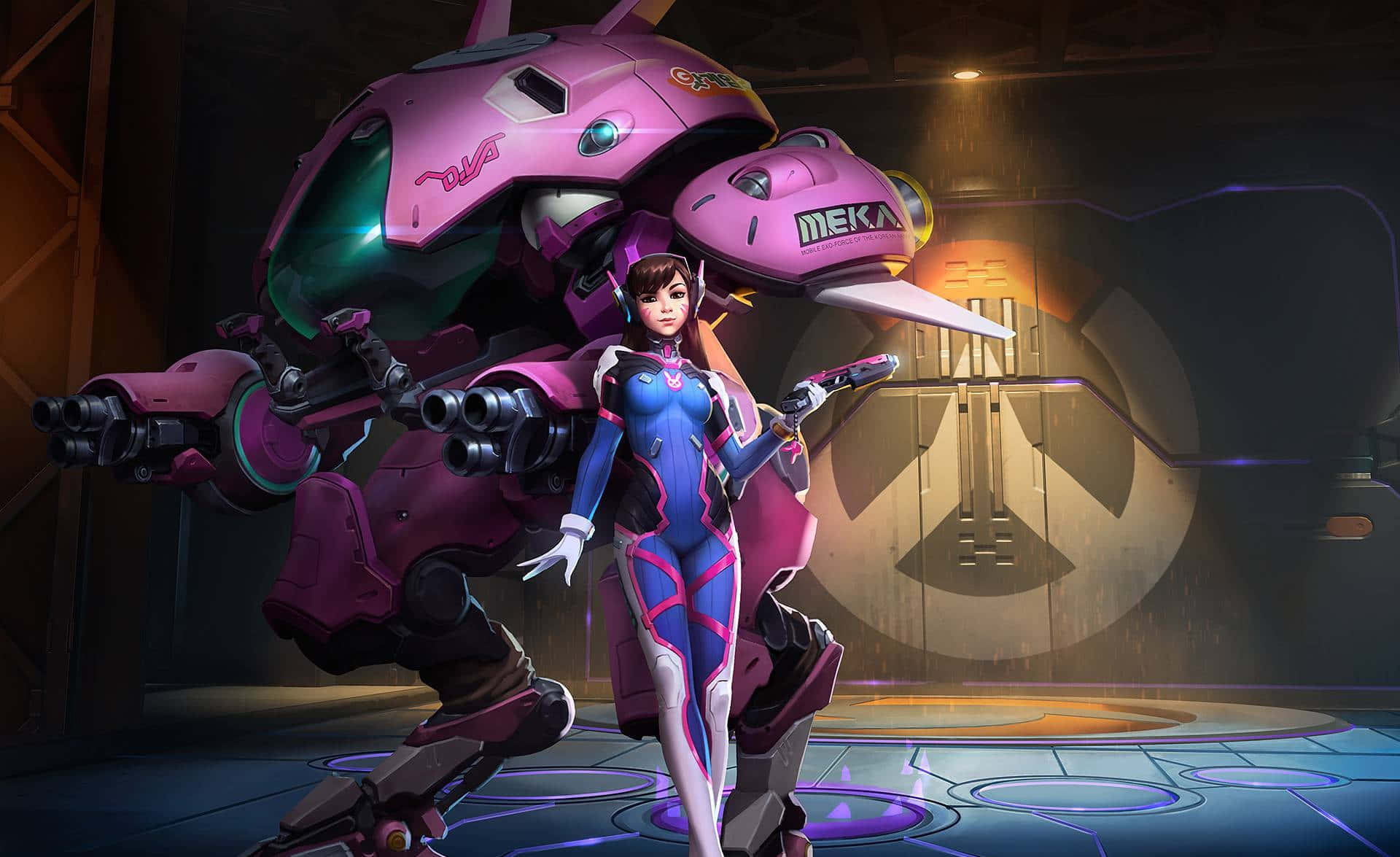 Overwatch D.va 桌布 壁紙 — 一位身穿藍色和粉紅色盔甲的女英雄自信地站在她巨大的粉紅色機甲旁邊，身處未來風格的機庫。