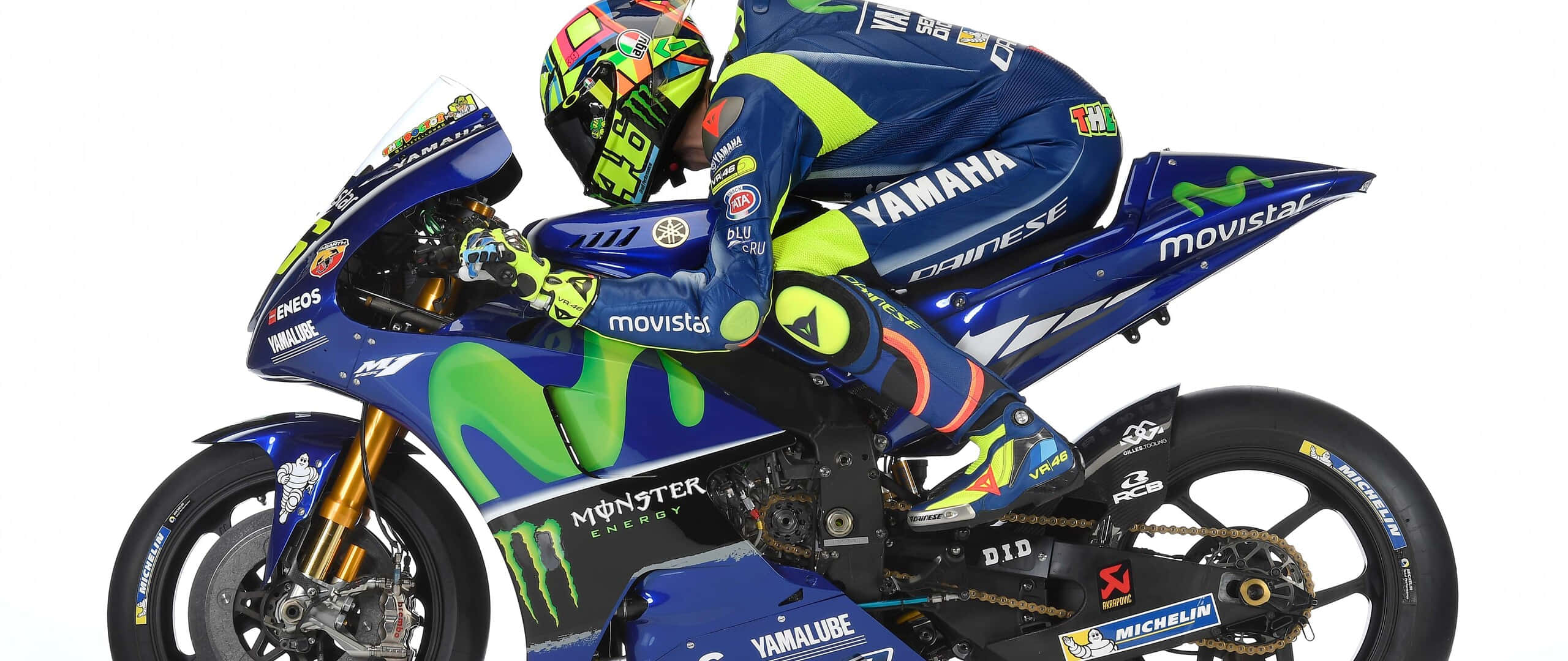 攝影 桌布 壁紙 — 一位身穿藍色和螢光綠色裝備的Yamaha MotoGP車手，在純白色背景前，騎著品牌賽車傾斜入彎。