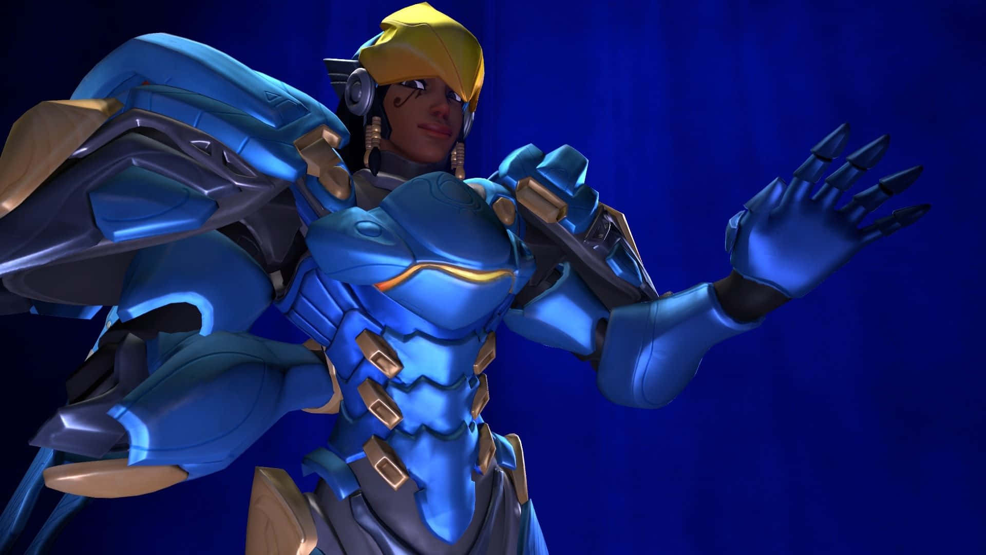 Overwatch Pharah 桌布 壁紙 — 一位身穿藍色和金色盔甲的女英雄在深藍色背景前自信地擺姿勢。