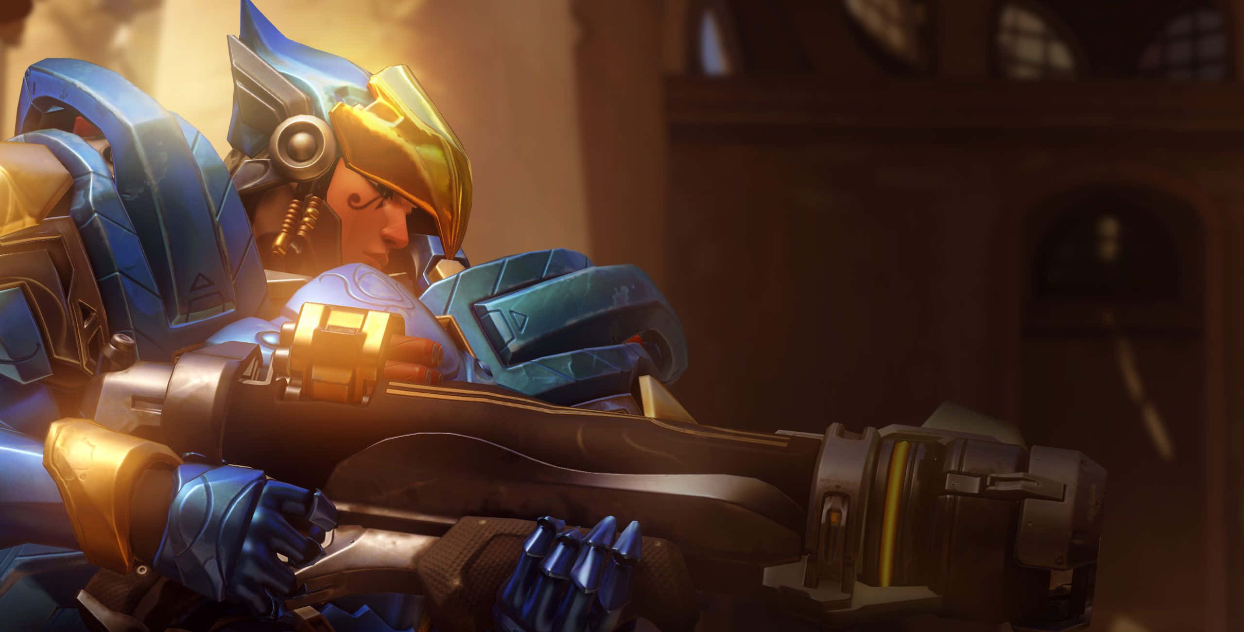 Overwatch Pharah 桌布 壁紙 — 一位身穿藍色和金色盔甲的未來戰士，在昏暗的城市環境中專注地瞄準重型武器。