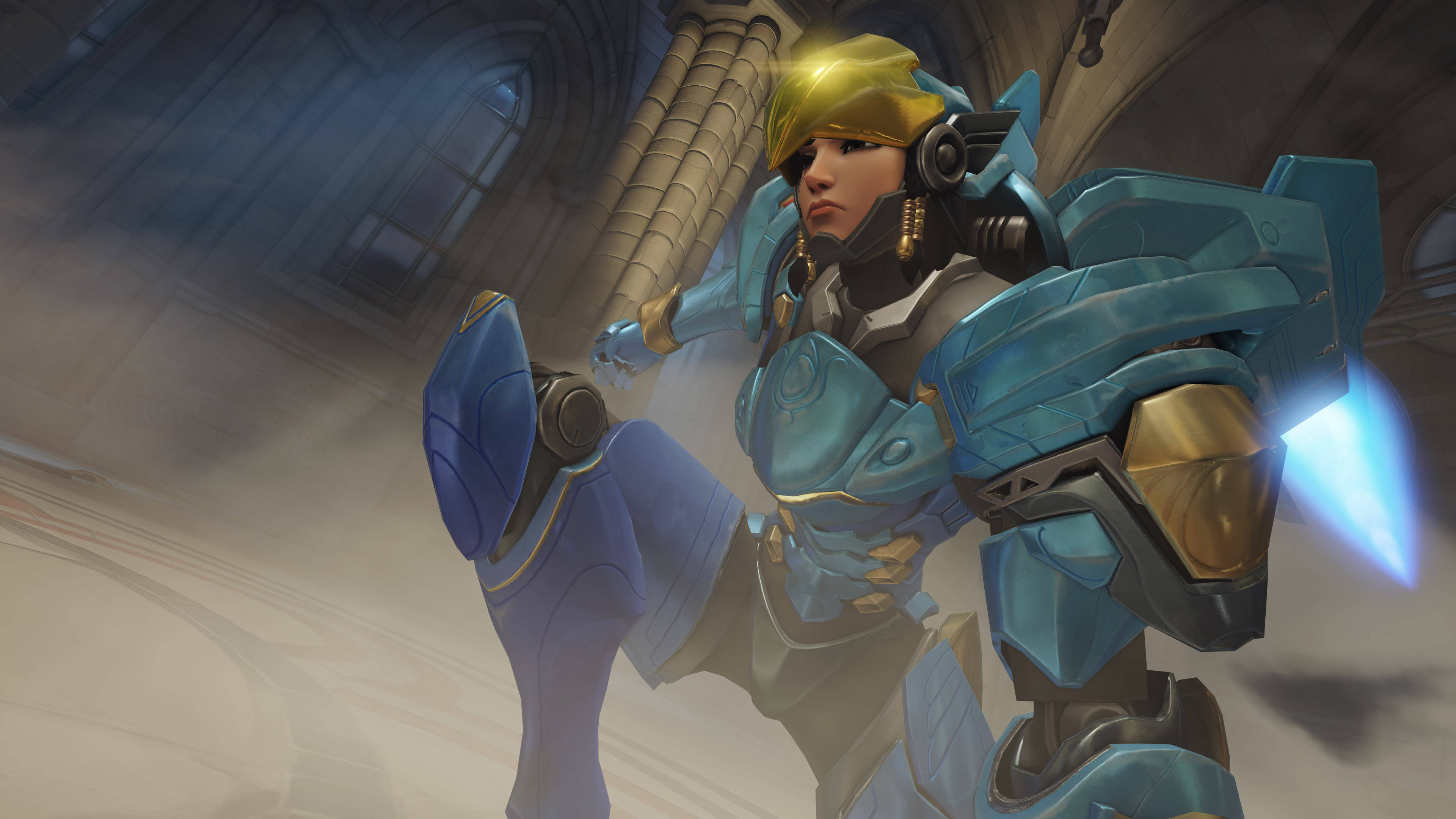 4K 鬥陣特攻 桌布 壁紙 — 一位身穿藍色和金色裝備的未來裝甲戰士，站在一個宏偉的大教堂式大廳中，帶有發光的能量效果。