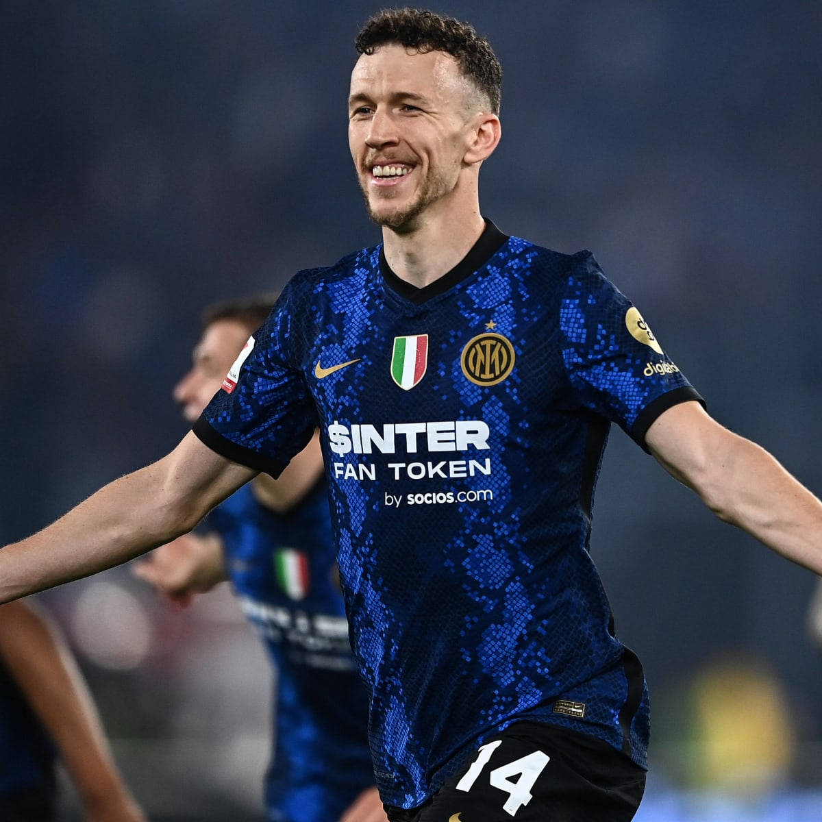 Football Players 桌布 壁紙 — 一位身穿藍色圖案國際米蘭球衣的足球員在球場上張開雙臂慶祝。