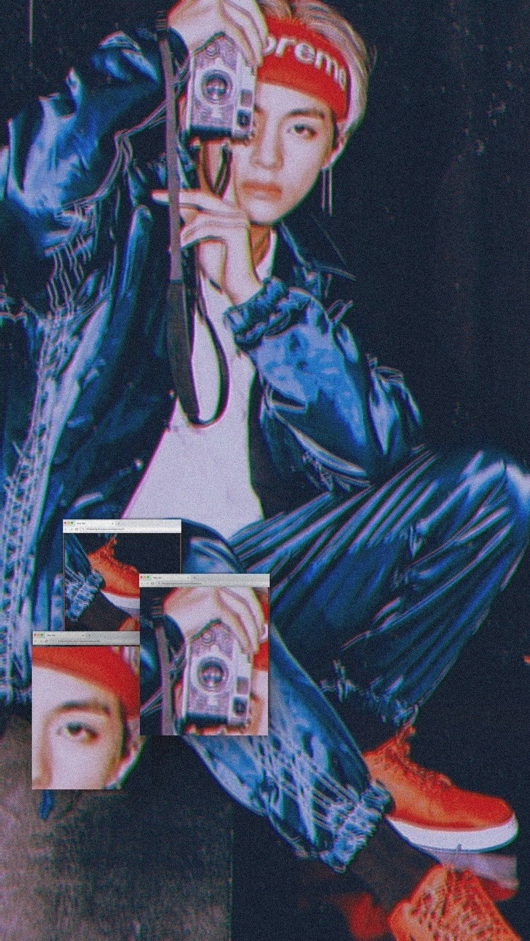 Kim Taehyung 2021 桌布 壁紙 — 一位身穿藍色外套和紅色頭帶的年輕男子坐著拿著相機，周圍有故障效果的浮動照片視窗。