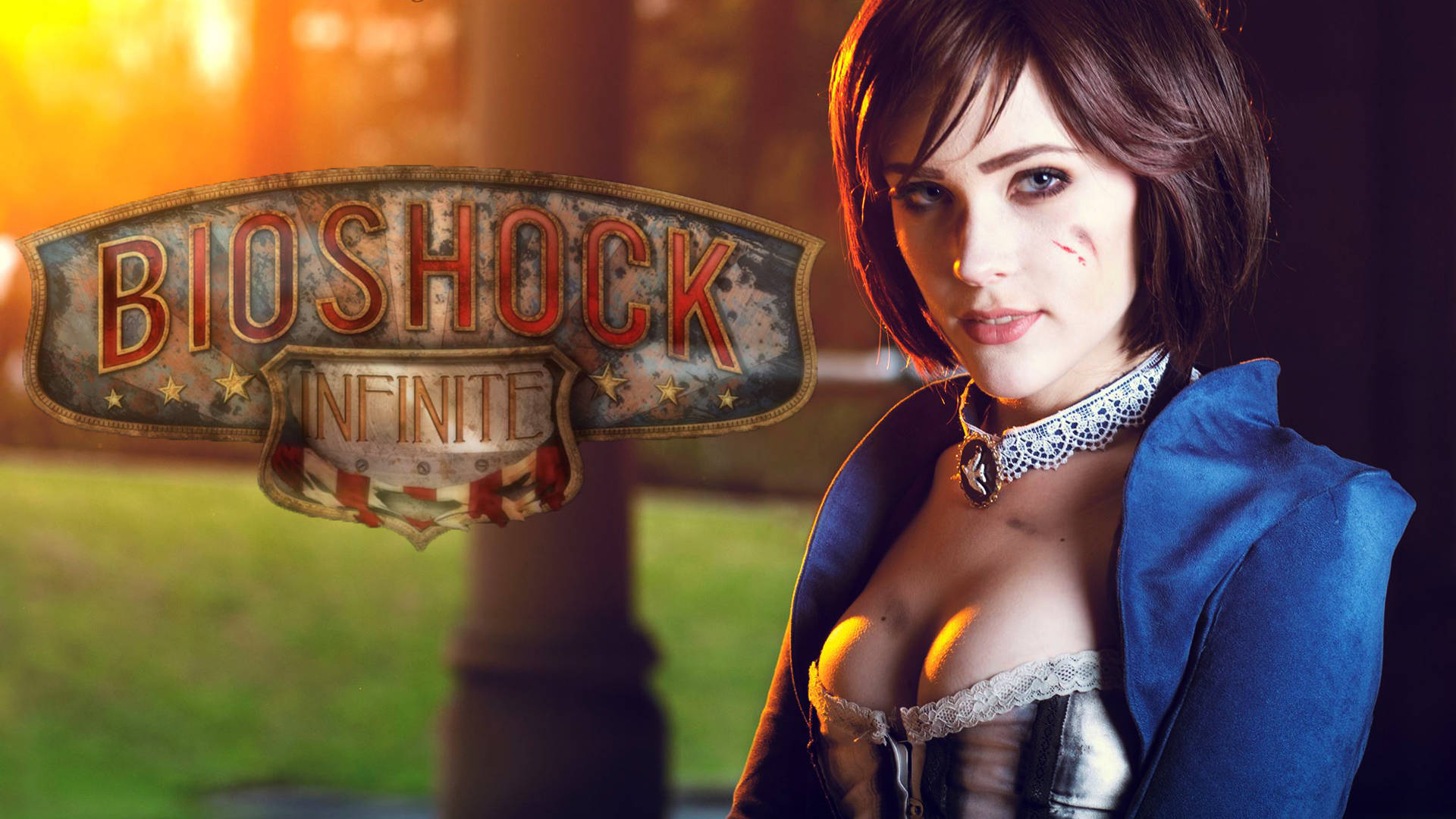 Bioshock Infinite Desktop 桌布 壁紙 — 一位身穿藍色外套和蕾絲上衣的女性，站在 Bioshock Infinite 標誌旁，伴隨著溫暖的金色燈光。