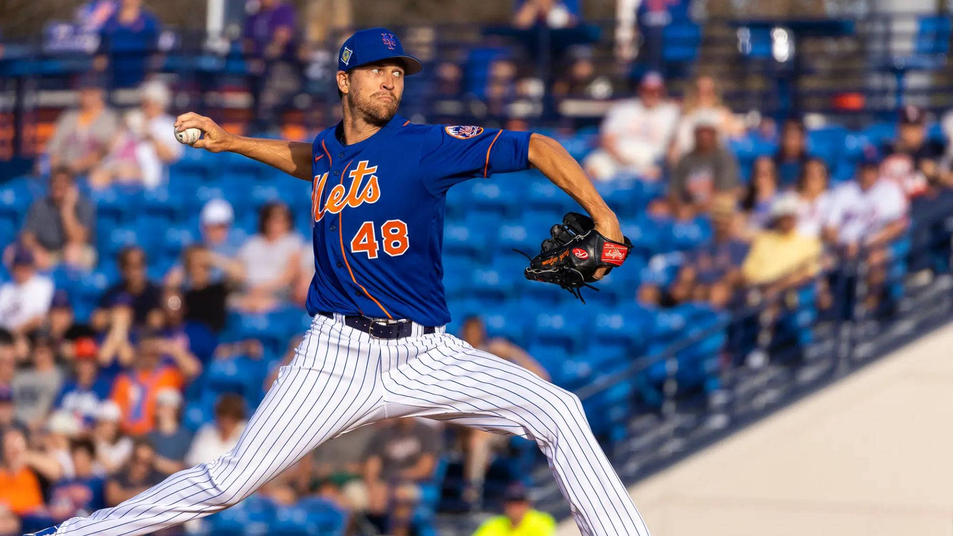 Degrom 桌布 壁紙 — 一位身穿藍色大都會隊球衣、背號48的棒球投手，在白天比賽中投球，背景是模糊的觀眾。