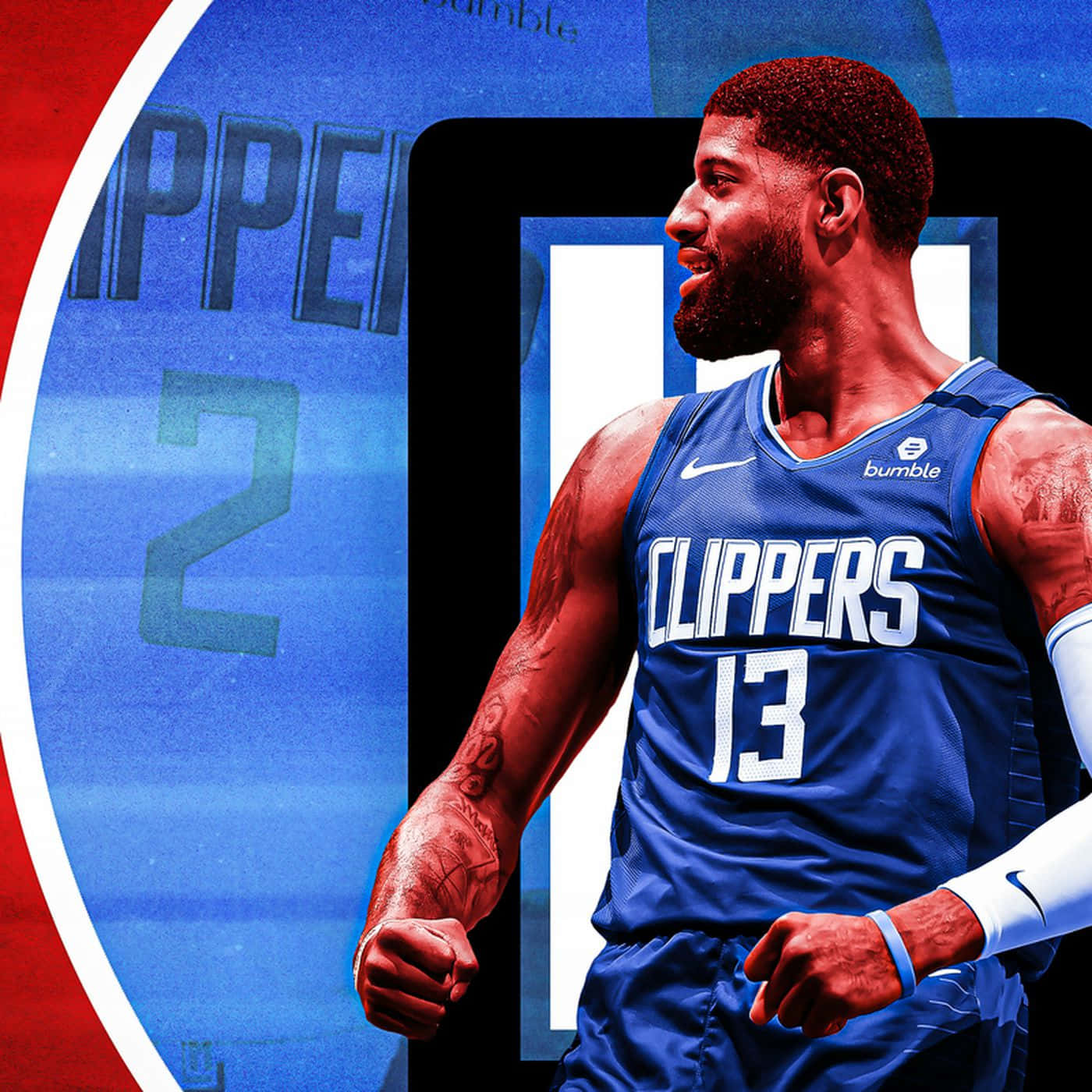 Paul George Clippers 桌布 壁紙 — 一位身穿藍色快艇隊球衣、背號13的籃球運動員，自信地站在風格化的圖形背景前。