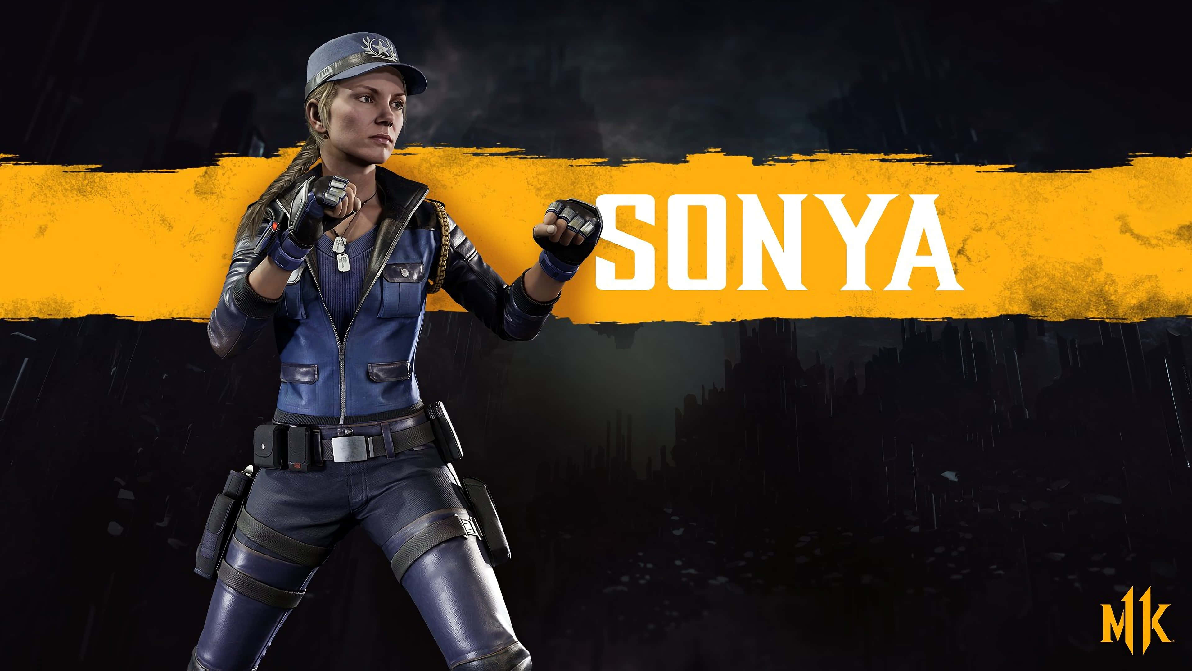 Mortal Kombat Sonya Blade 桌布 壁紙 — 一位身穿藍色戰術裝備和帽子的女戰士，在黑暗的雨景背景下，握緊拳頭準備就緒，背景有一條大膽的黃色條紋和白色的Sonya名字。