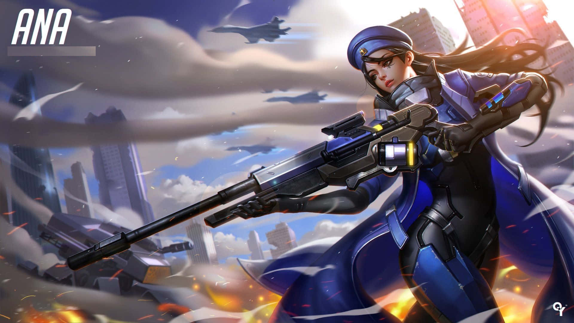 Overwatch Ana 桌布 壁紙 — 一位身穿藍色戰術裝備的女性狙擊手，在戰火摧殘的城市景觀中，以飛行的噴射機和爆炸為背景，瞄準步槍。