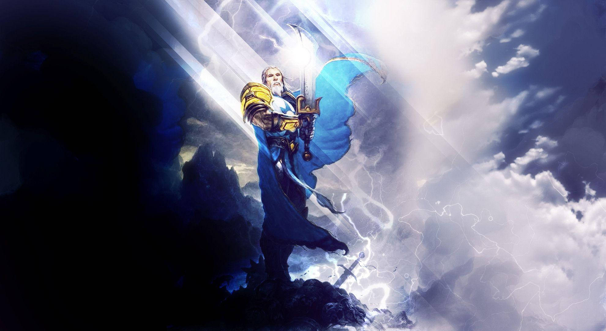 Hearthstone 桌布 壁紙 — 一位身穿藍色斗篷的威嚴裝甲戰士站在岩石山峰上，揮舞著發光的劍，閃電在他周圍劈啪作響，背景是暴風雨的天空。