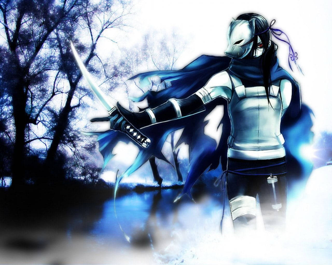 Itachi Cool 桌布 壁紙 — 一位身穿藍色斗篷的蒙面動漫戰士，在光禿樹木旁的霧氣河流邊揮舞著發光的劍。