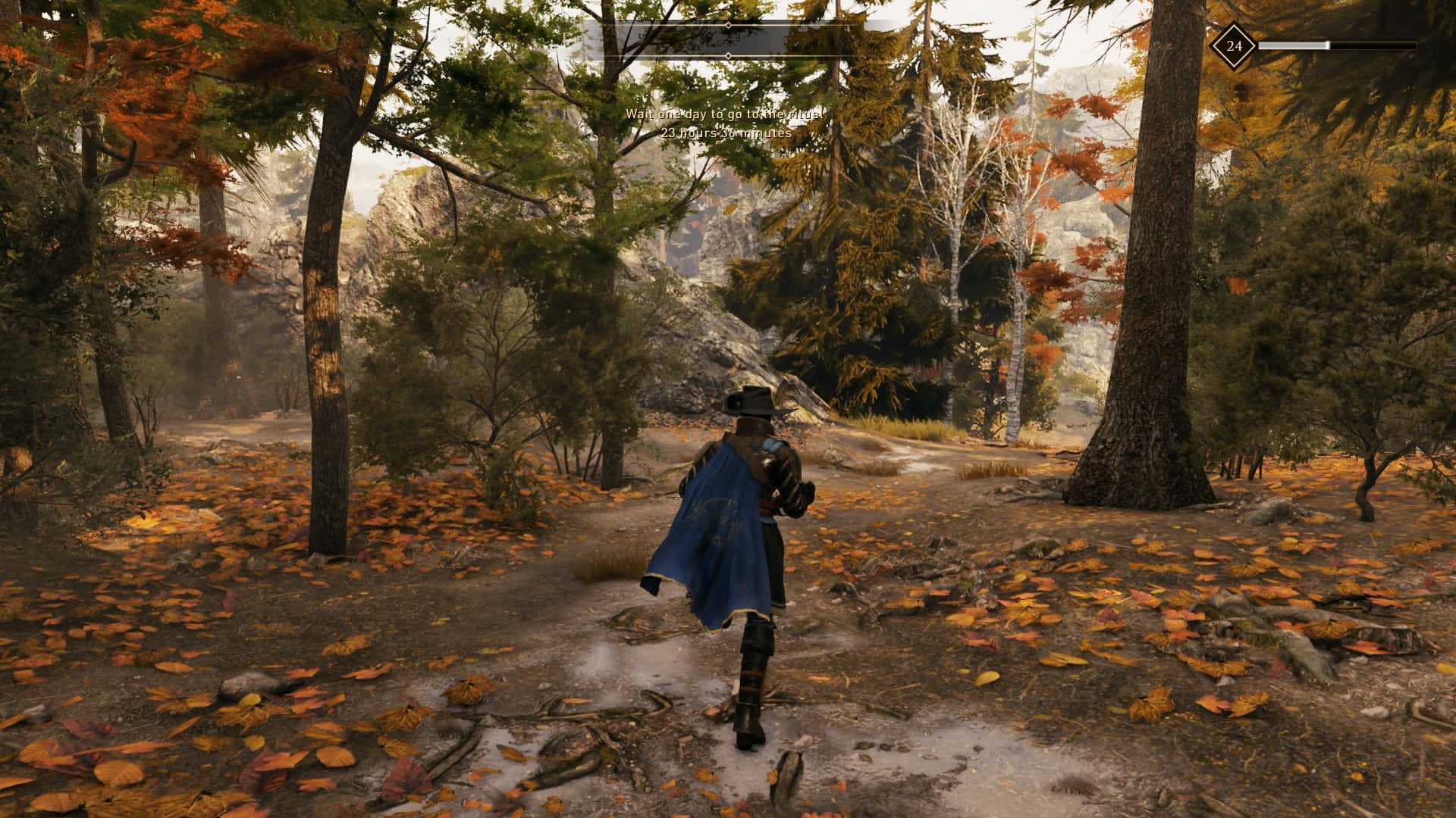 Greedfall 桌布 壁紙 — 一位身穿藍色斗篷的騎士跑過霧氣瀰漫的秋日森林，金色落葉鋪滿小徑。