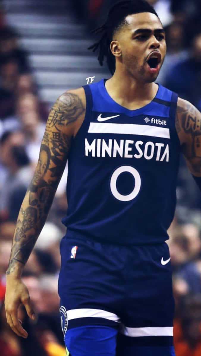 Dangelo Russell 桌布 壁紙 — 一位身穿藍色明尼蘇達球衣、背號零的籃球運動員在比賽中激情吶喊，手臂上的刺青清晰可見。