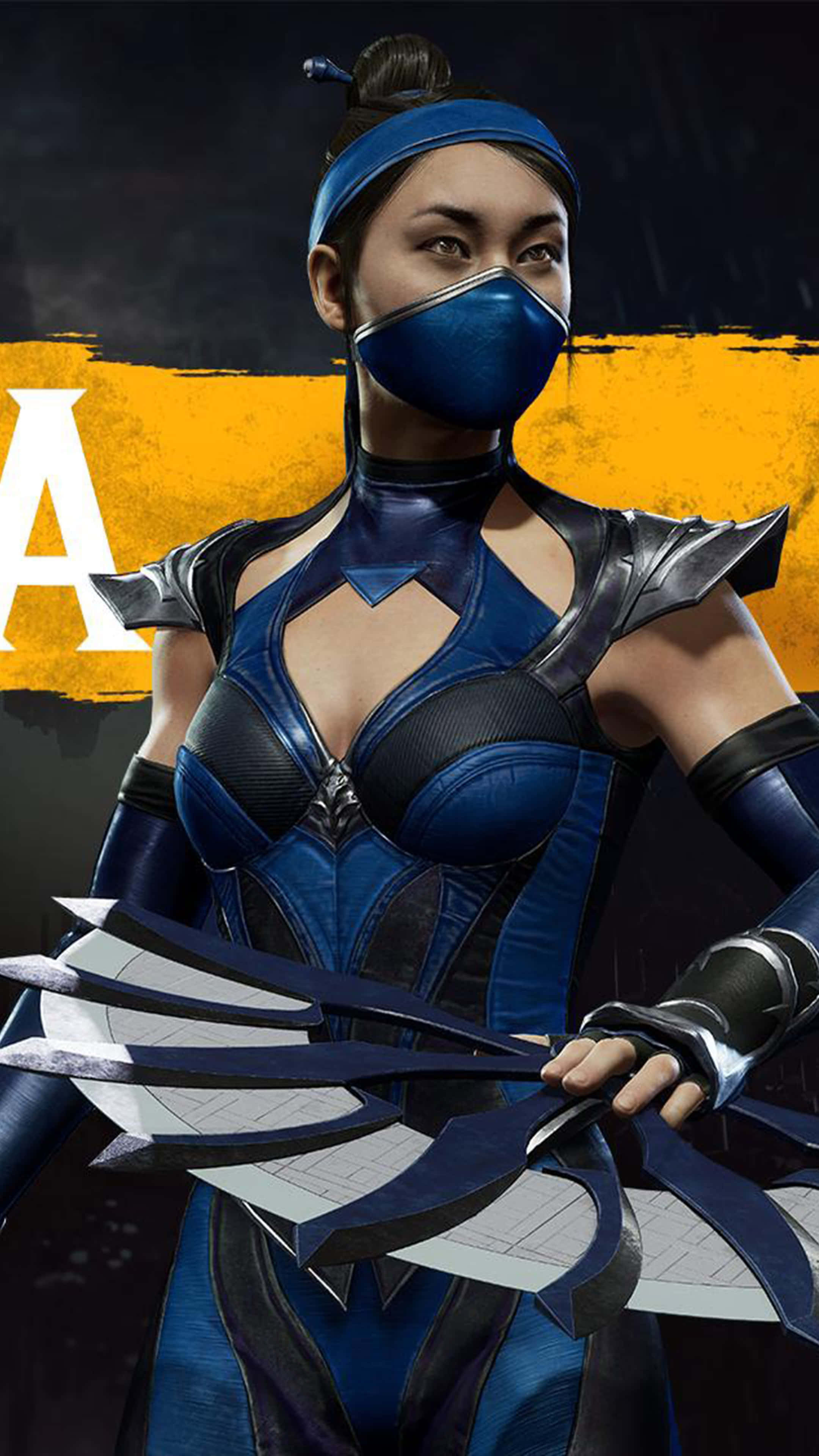 Mortal Kombat Cosplays 桌布 壁紙 — 一位身穿藍色服裝、戴著面具、手持扇子武器的兇猛忍者戰士，在醒目的黃色和黑色背景前準備就緒。