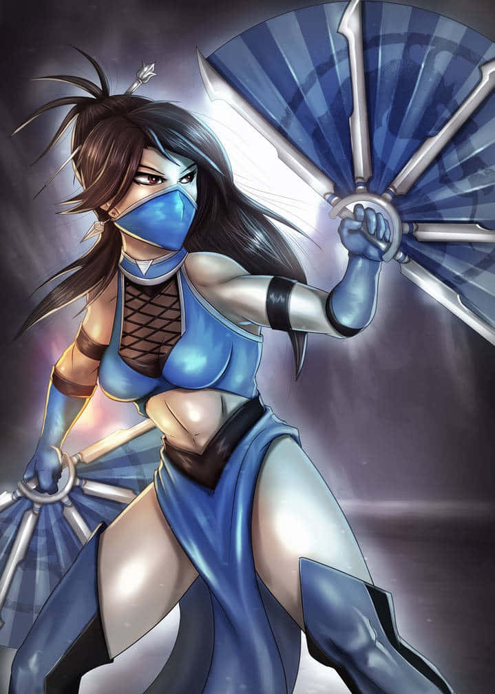 Mortal Kombat Kitana 桌布 壁紙 — 一位身穿藍色服裝、戴著面具的兇猛戰士，在黑暗煙霧繚繞的背景中，以動態戰鬥姿勢揮舞著帶刺的扇子。