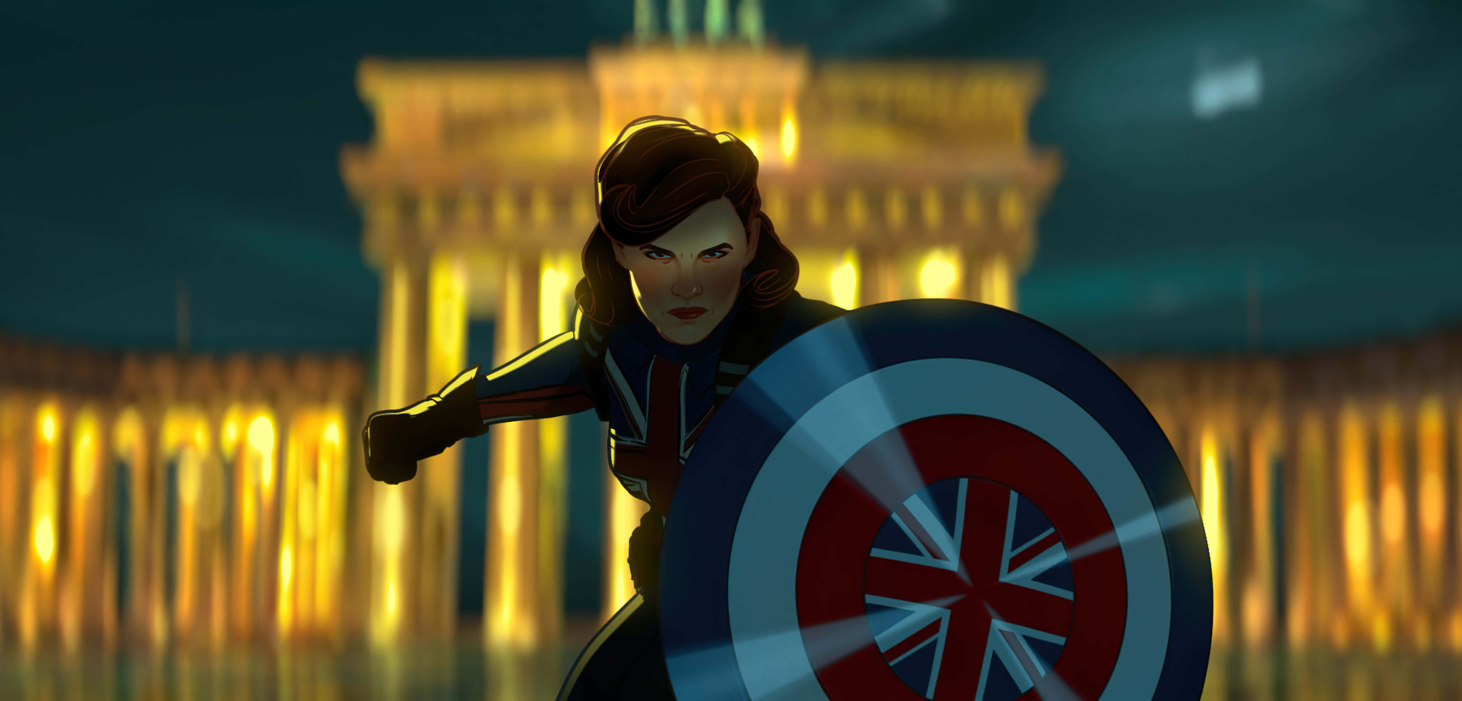 Peggy Carter 桌布 壁紙 — 一位身穿藍色服裝、手持英國國旗盾牌的女性超級英雄在夜晚的勃蘭登堡門前準備就緒。