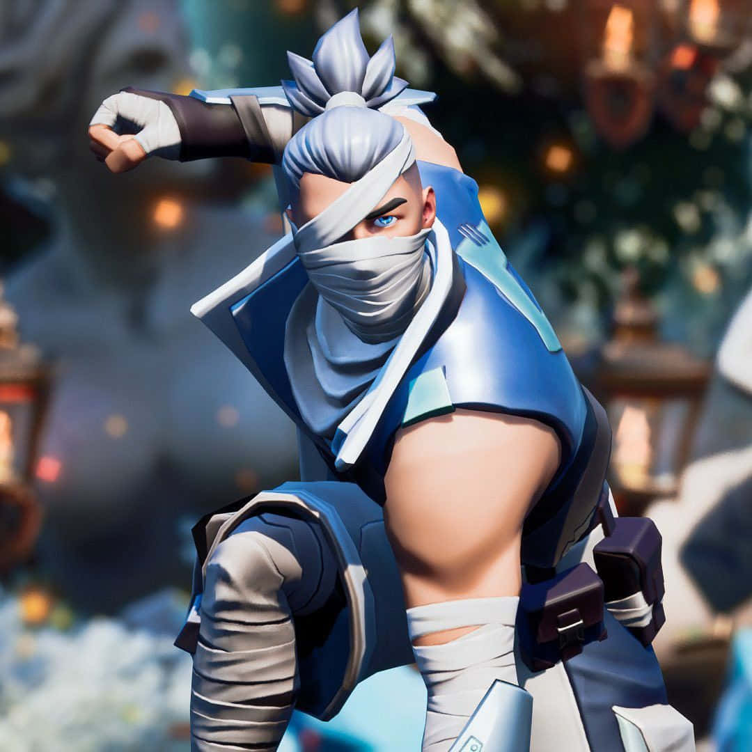 Fortnite Kuno 桌布 壁紙 — 一位身穿藍色服裝、白髮、臉纏繃帶的忍者，在柔和模糊的幻想村莊背景下擺出動態姿勢。