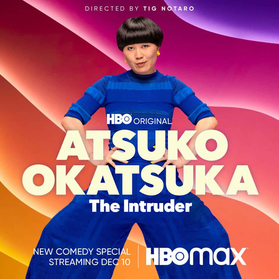 HBO 桌布 壁紙 — 一位身穿藍色服裝的女性在充滿活力的漸變背景前自信地擺姿勢，背景上有粗體文字宣布她的HBO特別節目。
