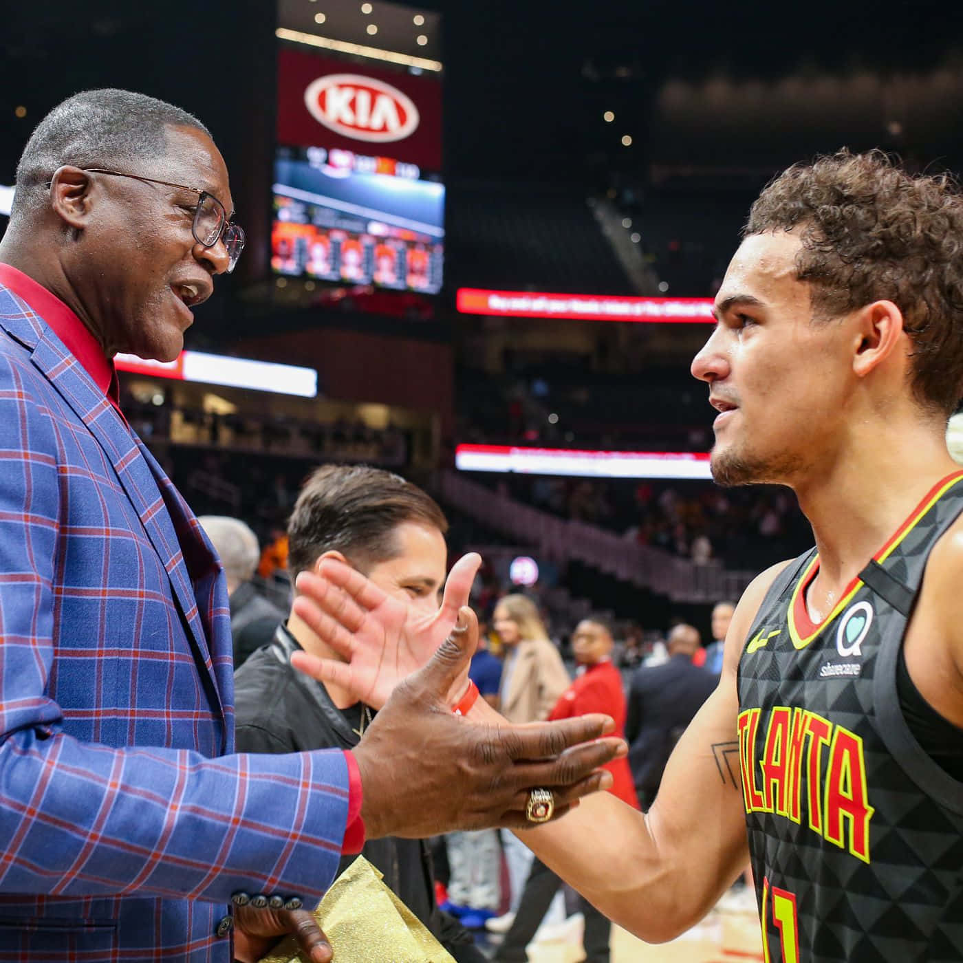 教練和球員在籃球場上比賽期間握手。 — Jordan clarkson 壁紙