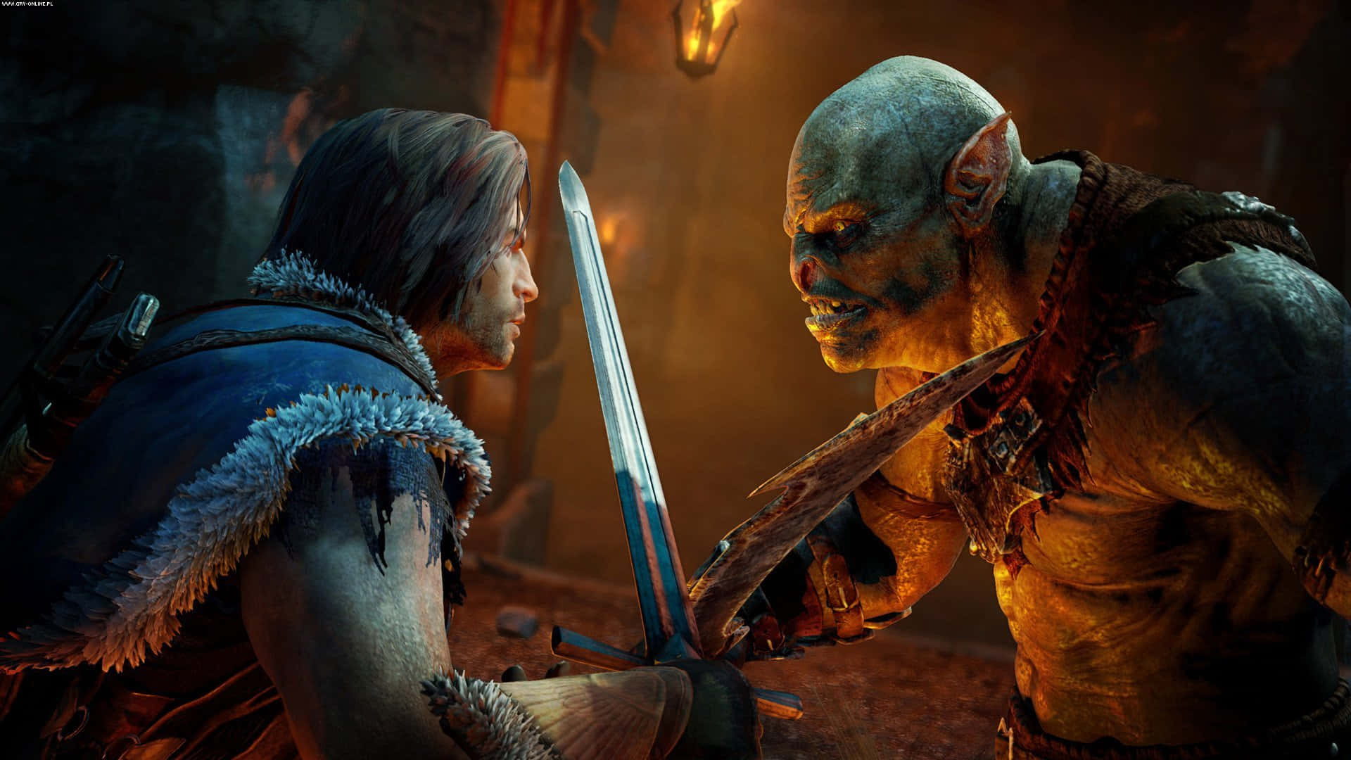 720p Shadow Of Mordor 桌布 壁紙 — 一位身穿藍色毛皮襯裡盔甲的戰士，在昏暗的地牢中與手持劍的威脅性獸人對峙。