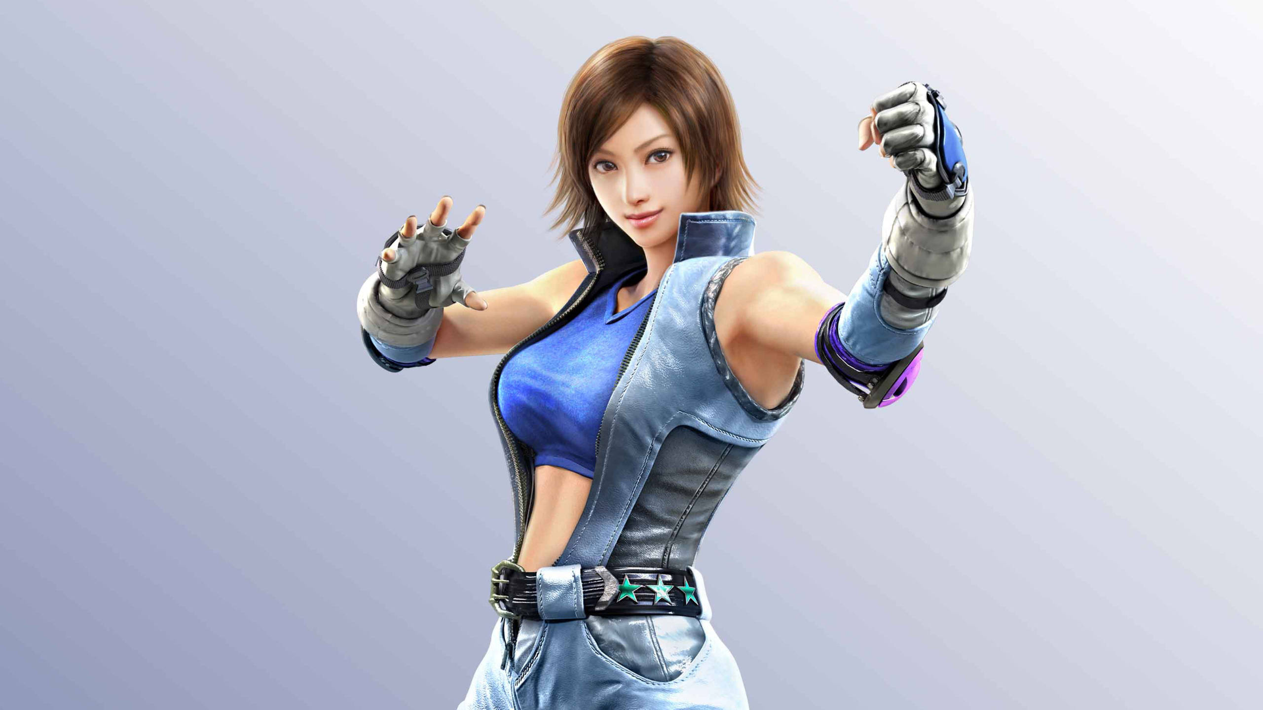 Tekken 桌布 壁紙 — 一位身穿藍色牛仔服裝和手套的女性戰士，在柔和的漸變背景前擺出動態的戰鬥姿勢。
