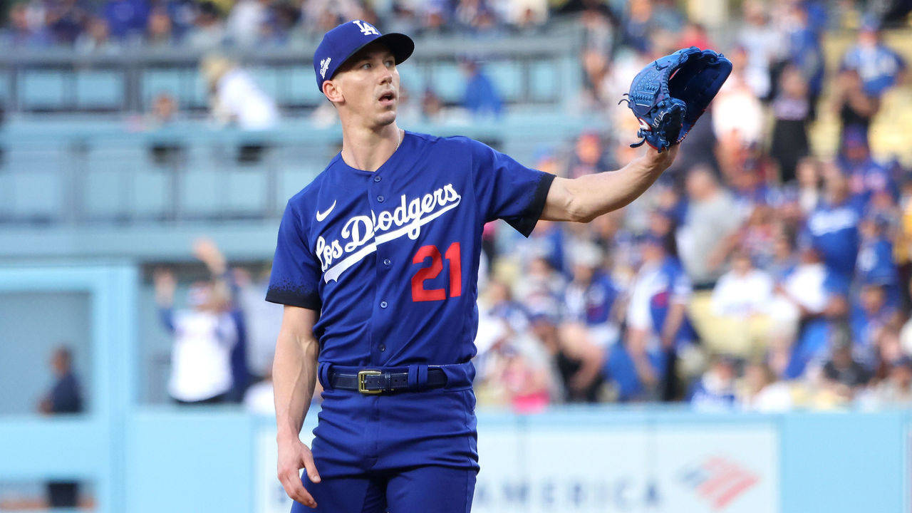 walker buehler 桌布 壁紙 — 一位身穿藍色球衣、背號21的洛杉磯道奇棒球選手在日間比賽中向球迷揮手。