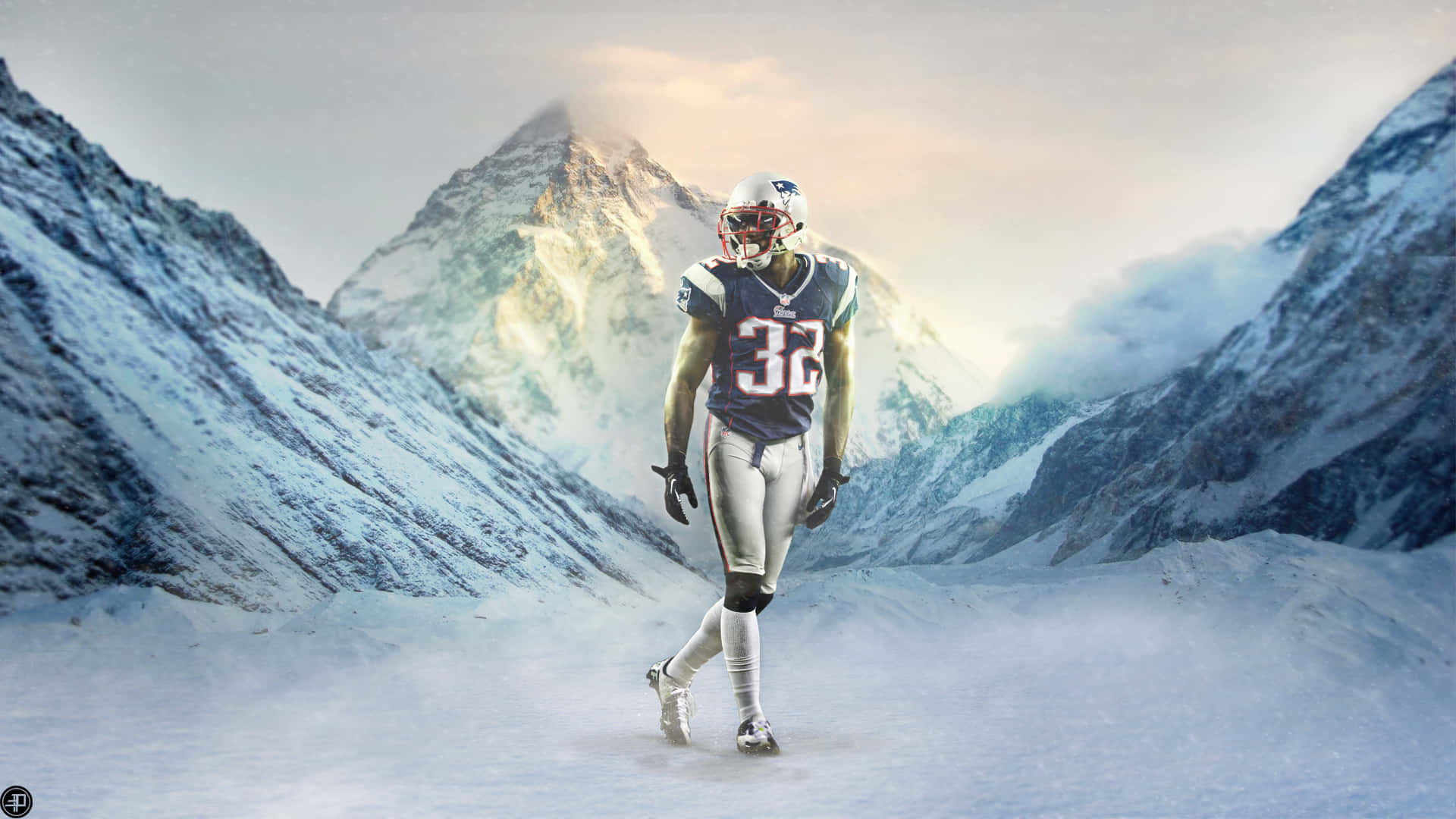 Devin Mccourty 桌布 壁紙 — 一位身穿藍色球衣、號碼32的足球運動員在日出時走過白雪覆蓋的山谷。