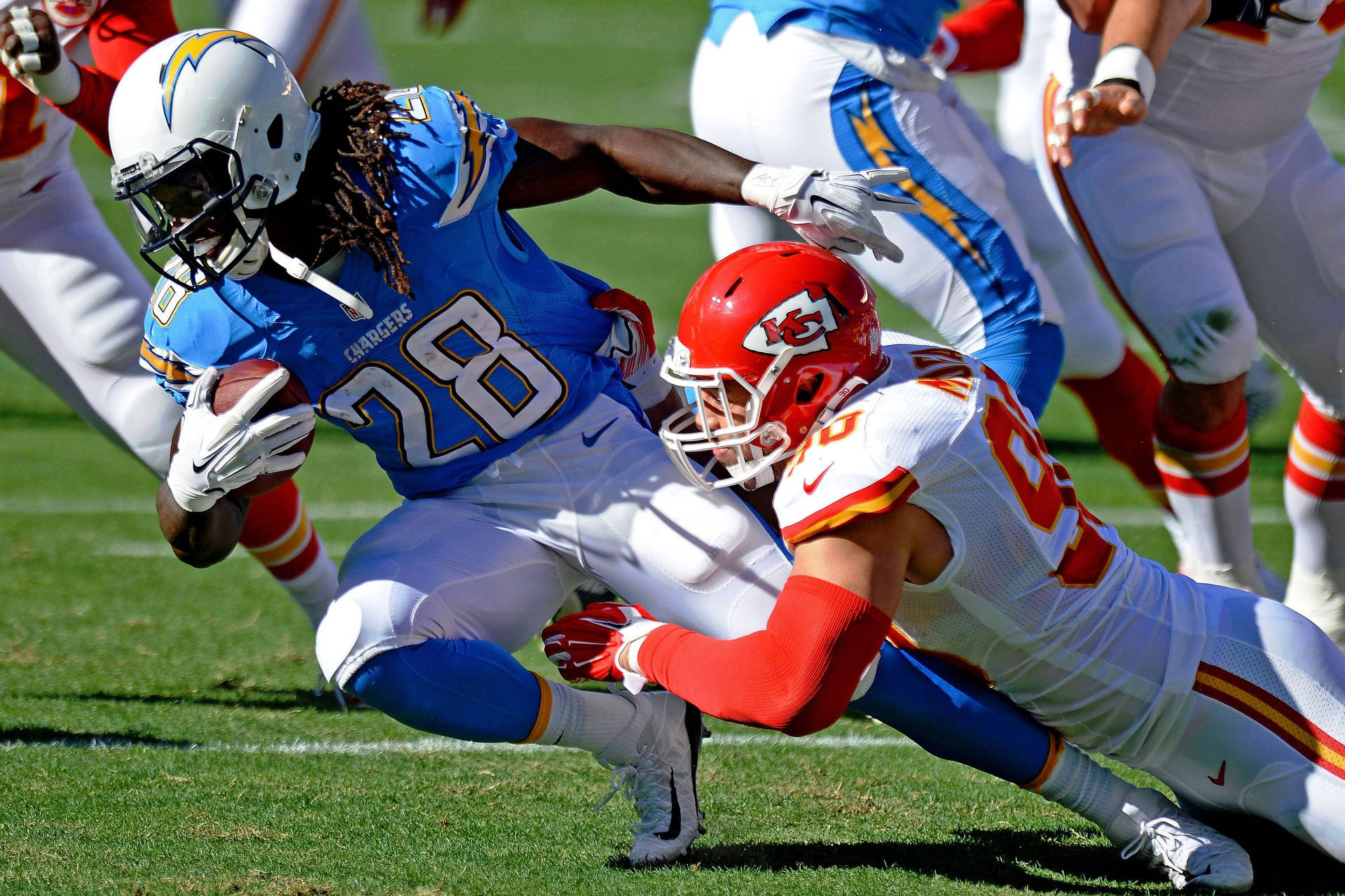 Chargers 球員持球被 Chiefs 防守球員在草地上擒抱 — 酋長 GIF 壁紙