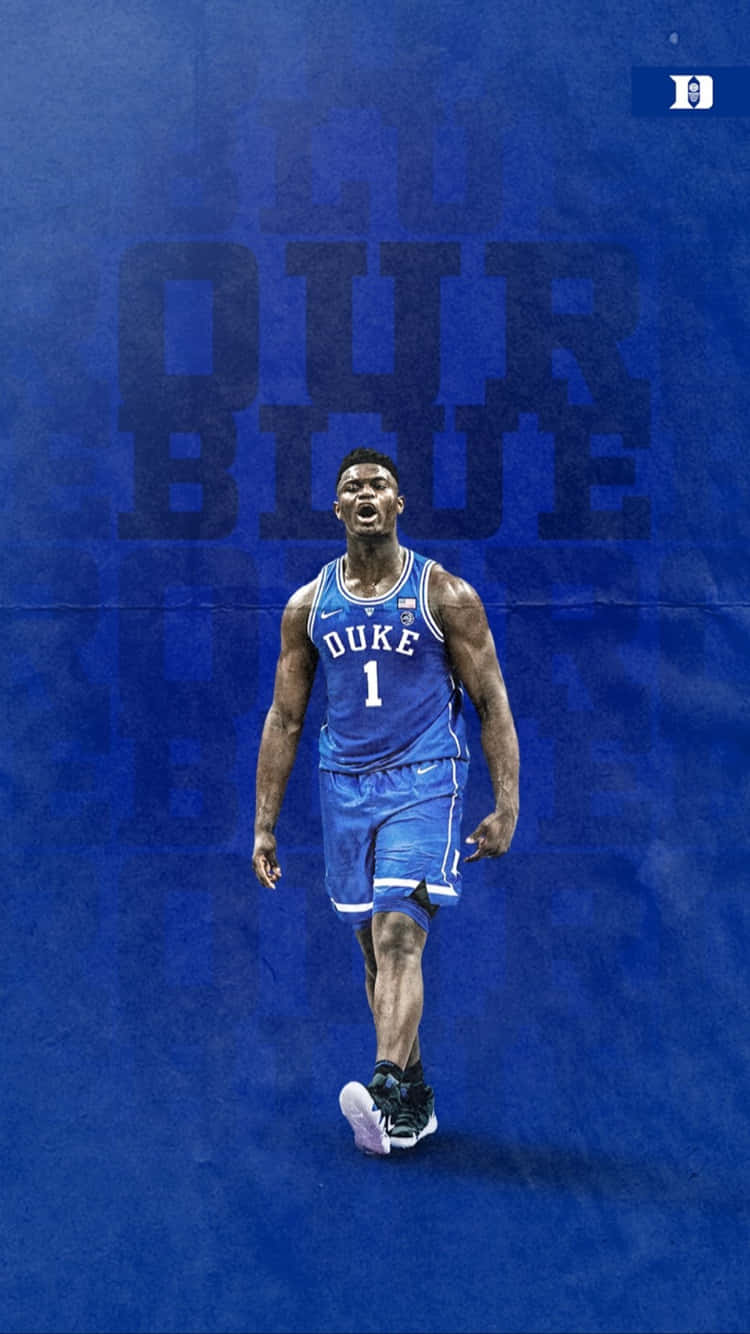 Duke Blue Devils 桌布 壁紙 — 一位身穿藍色球衣的杜克大學籃球運動員，在帶有 'OUR BLUE' 文字的醒目藍色背景上，充滿力量地向前邁進。