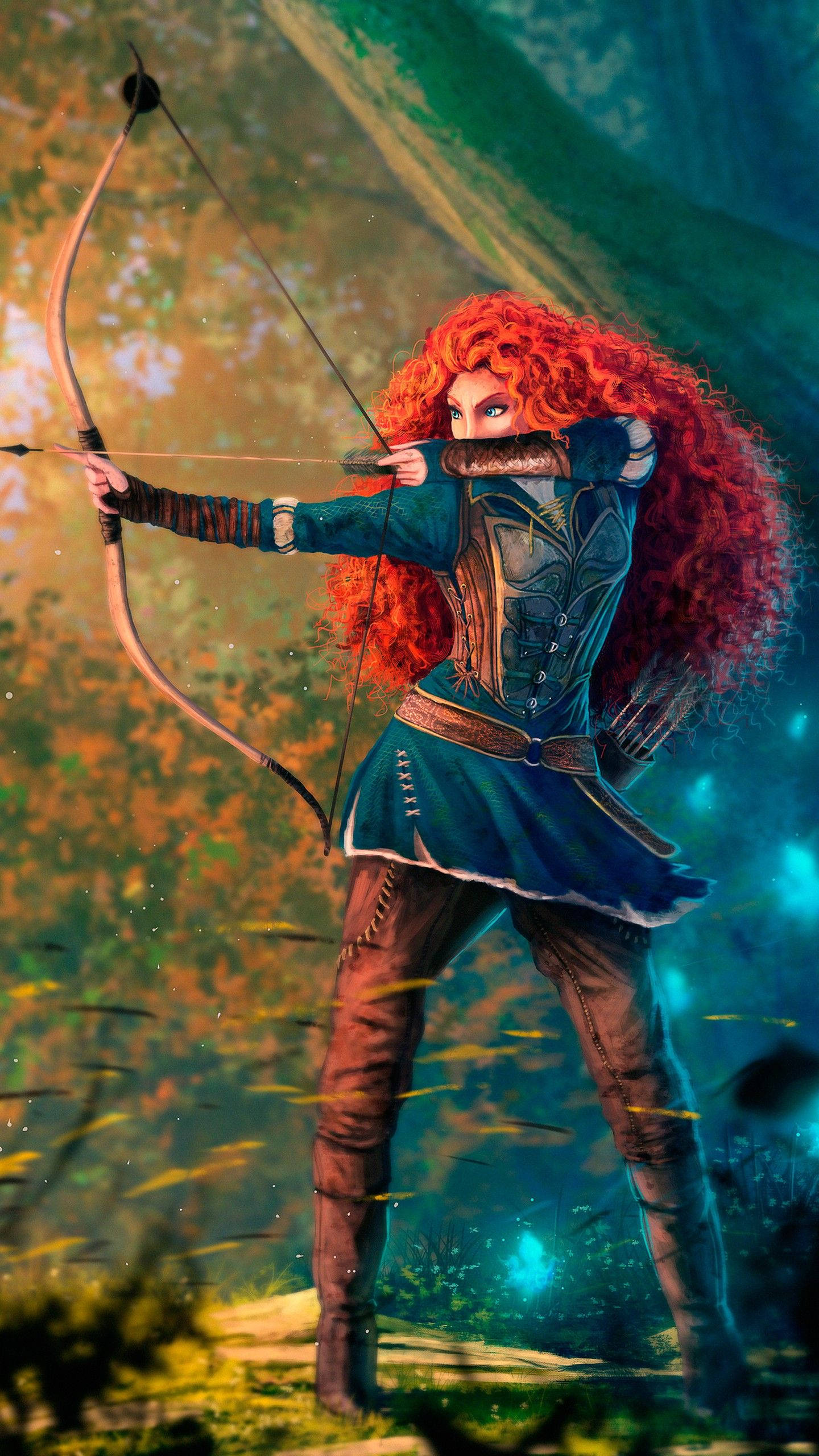 Merida 桌布 壁紙 — 一位身穿藍色盔甲的兇猛紅髮弓箭手，在一個閃爍著金色和藍綠色光芒的神秘森林中拉弓。
