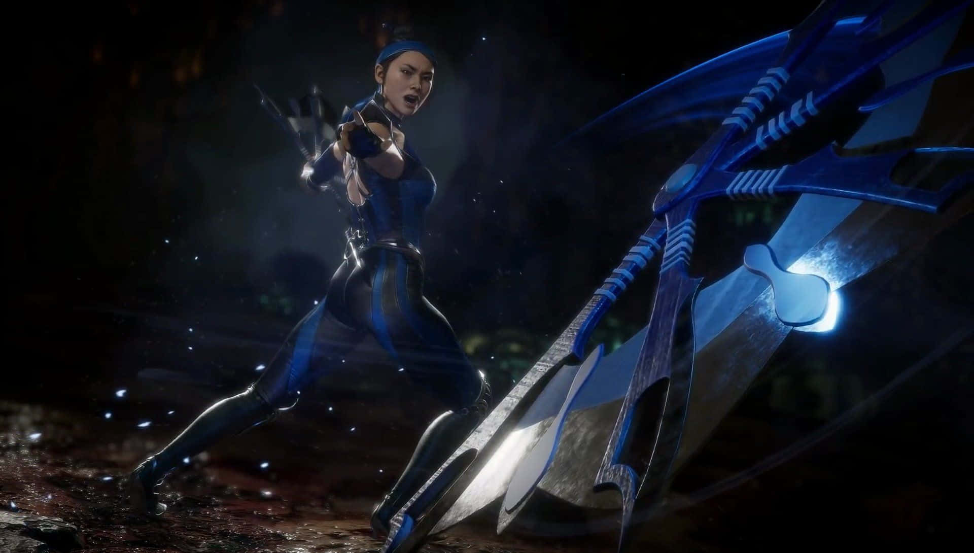 Mortal Kombat Kitana 桌布 壁紙 — 一位身穿藍色盔甲的女性戰士在夜晚黑暗、迷霧籠罩的森林中揮舞著發光的劍刃。