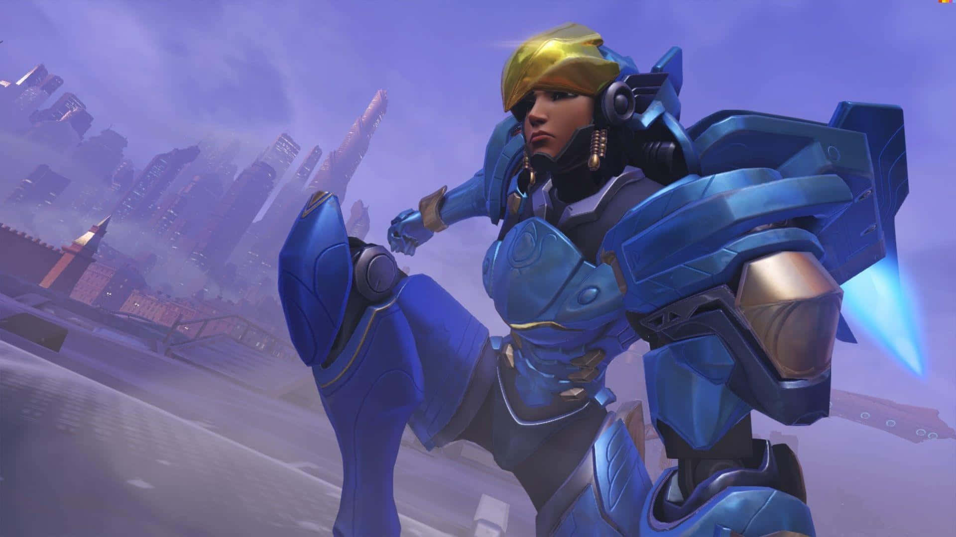 Overwatch Pharah 桌布 壁紙 — 一位身穿藍色盔甲的未來女戰士，在霧氣瀰漫的城市天際線中佇立，帶有發光的能量效果。