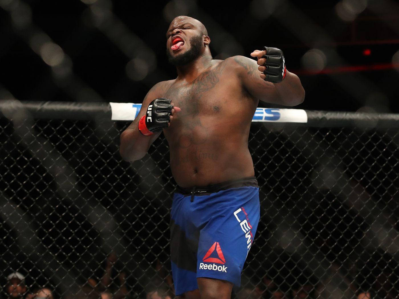Reebok 桌布 壁紙 — 一位身穿藍色短褲的肌肉發達的戰士在UFC八角籠內，背景是模糊的人群，發出勝利的咆哮。