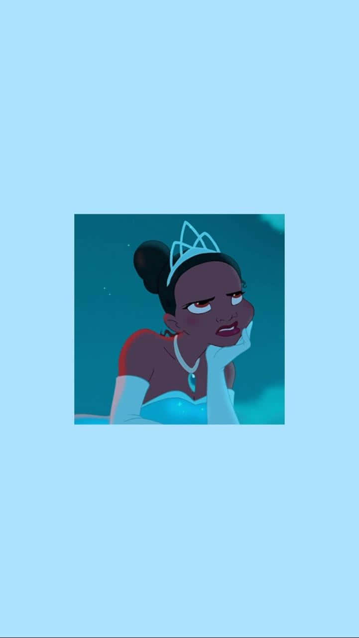 Princess Tiana 桌布 壁紙 — 一位身穿藍色禮服、頭戴皇冠的疲憊動畫公主，在藍綠色水下背景中用手托著下巴。