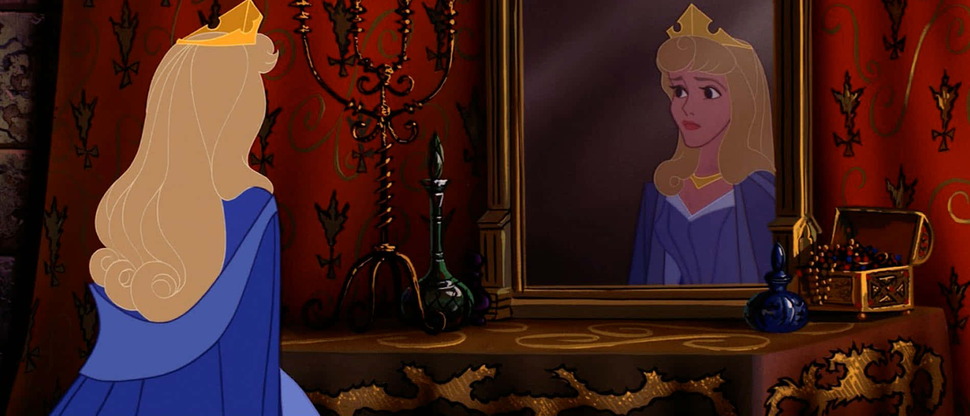 sleeping beauty 桌布 壁紙 — 一位身穿藍色禮服、頭戴金色王冠的公主，在裝飾華麗的皇家房間裡，凝視著一面華麗鏡子中的倒影。