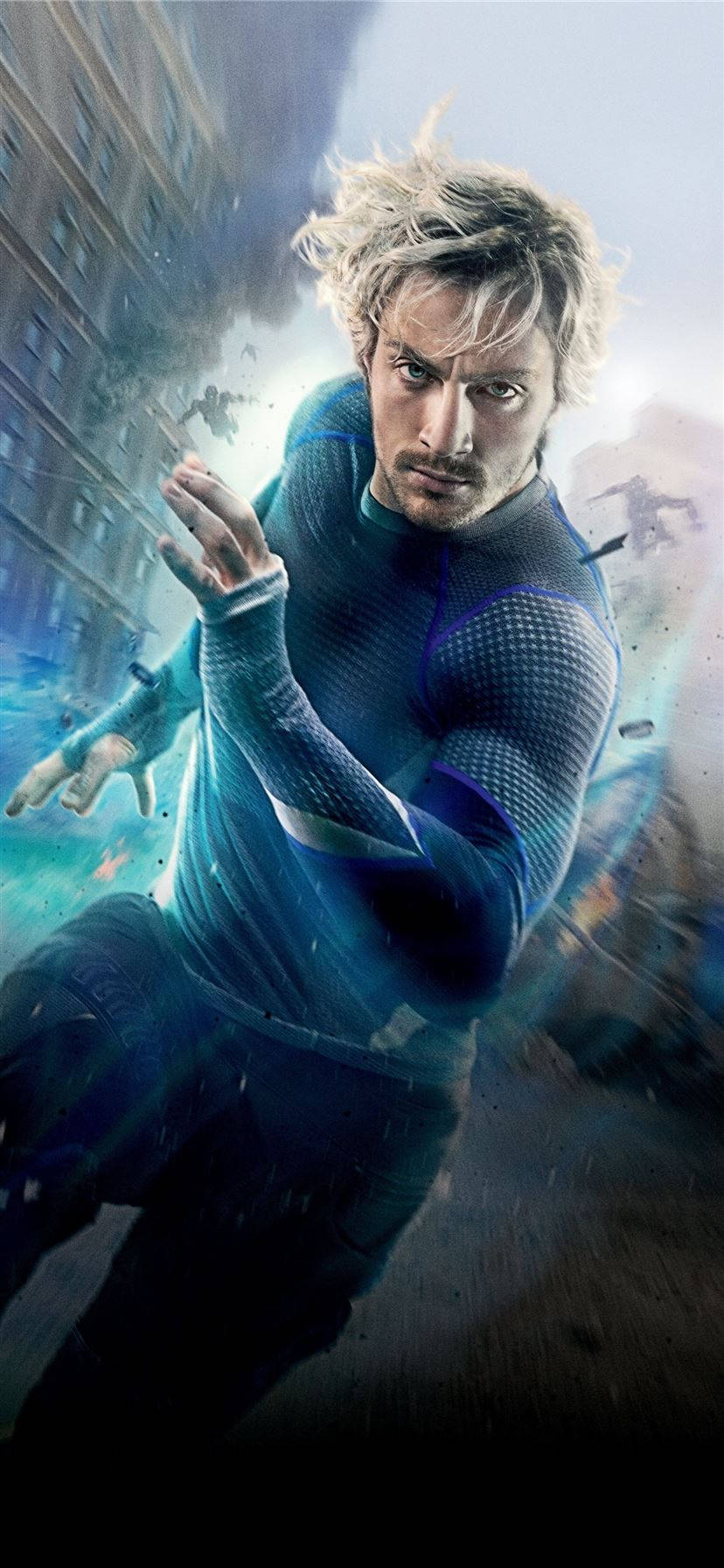 marvel iPhone xr 桌布 壁紙 — 一位身穿藍色緊身衣的超級英雄，在模糊的城市景觀中疾馳，頭髮隨風飄揚，神情專注。