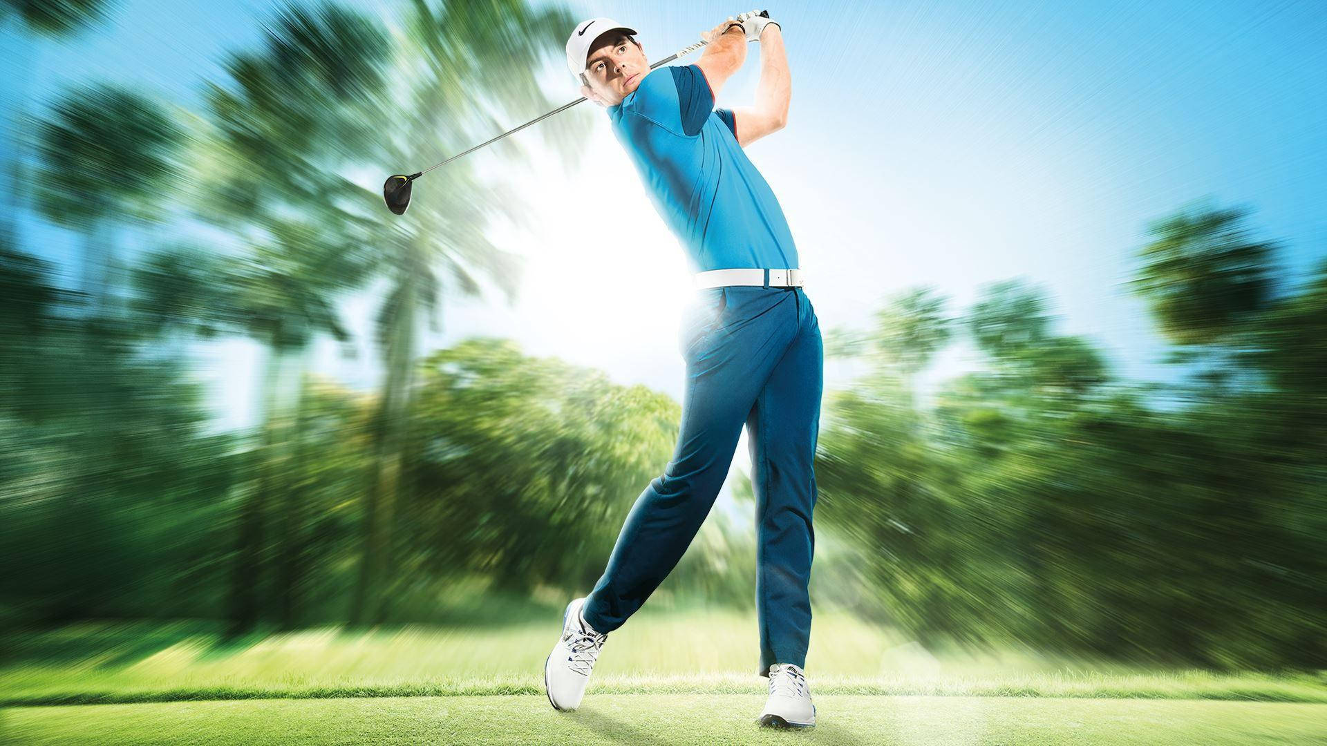 Pga 桌布 壁紙 — 一位身穿藍色衣服的高爾夫球手在陽光明媚的球場上強力揮桿，背景是動態模糊的棕櫚樹和綠色草地。