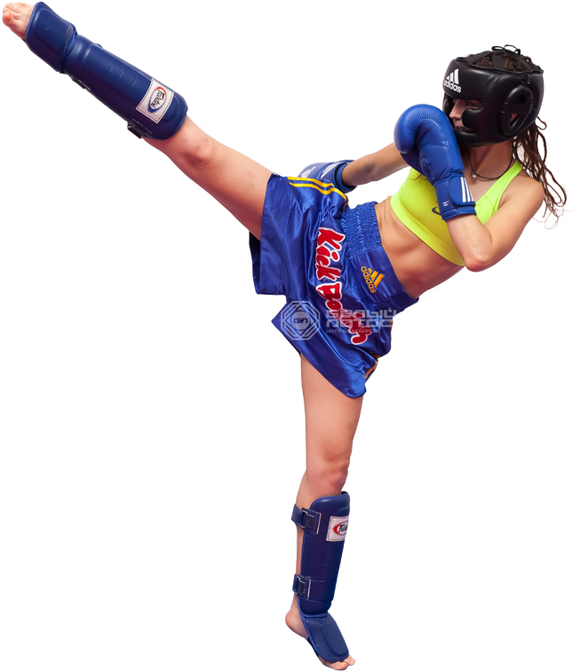 Kickboxing 桌布 壁紙 — 一位身穿藍色裝備的女拳擊手在純黑色背景下，以高度專注力施展高踢腿。